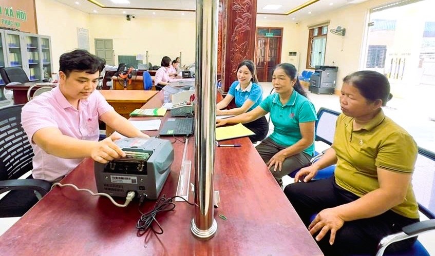 Phòng giao dịch NHCSXH Quỳ Hợp, giải ngân hộ vay Trương Thị Vui vay vốn theo chương trình STEM.