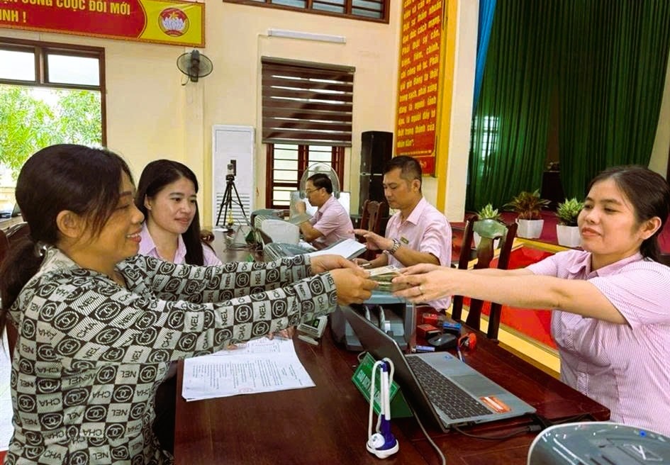 Phòng giao dịch NHCSXH Nghi Lộc, giải ngân Chương trình tín dụng STEM cho hộ gia đình chị Vũ Kiều Anh ở xóm Kim Ngọc xã Trung Lộc.