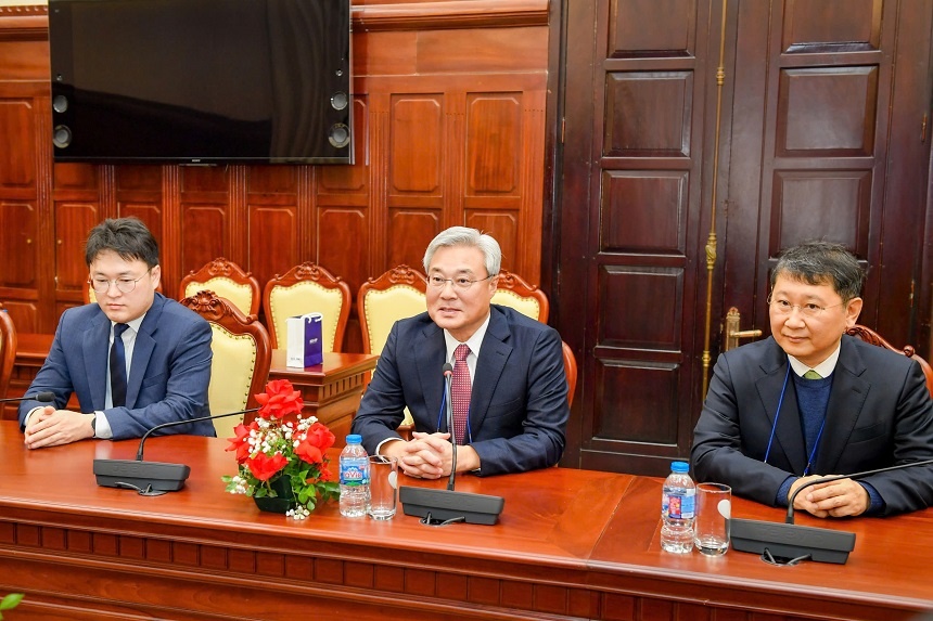 Ông Jaesung HUR – Trưởng đoàn, Cố vấn cấp cao Chương trình BOK-KPP năm 2025, Nguyên Phó Thống đốc NHTW Hàn Quốc chia sẻ tại buổi tiếp Ông Jaesung HUR – Trưởng đoàn, Cố vấn cấp cao Chương trình BOK-KPP năm 2025, Nguyên Phó Thống đốc NHTW Hàn Quốc chia sẻ tại buổi tiếp