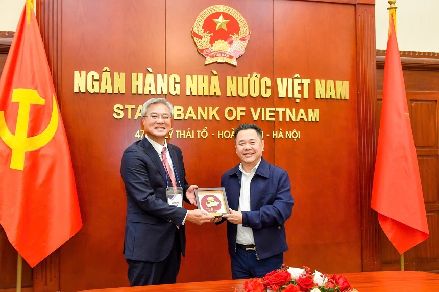 Phó Thống đốc Nguyễn Ngọc Cảnh tặng quà lưu niệm cho Ông Jaesung HUR – Trưởng đoàn, Cố vấn cấp cao Chương trình BOK-KPP năm 2025 Phó Thống đốc Nguyễn Ngọc Cảnh tặng quà lưu niệm cho Ông Jaesung HUR – Trưởng đoàn, Cố vấn cấp cao Chương trình BOK-KPP năm 2025