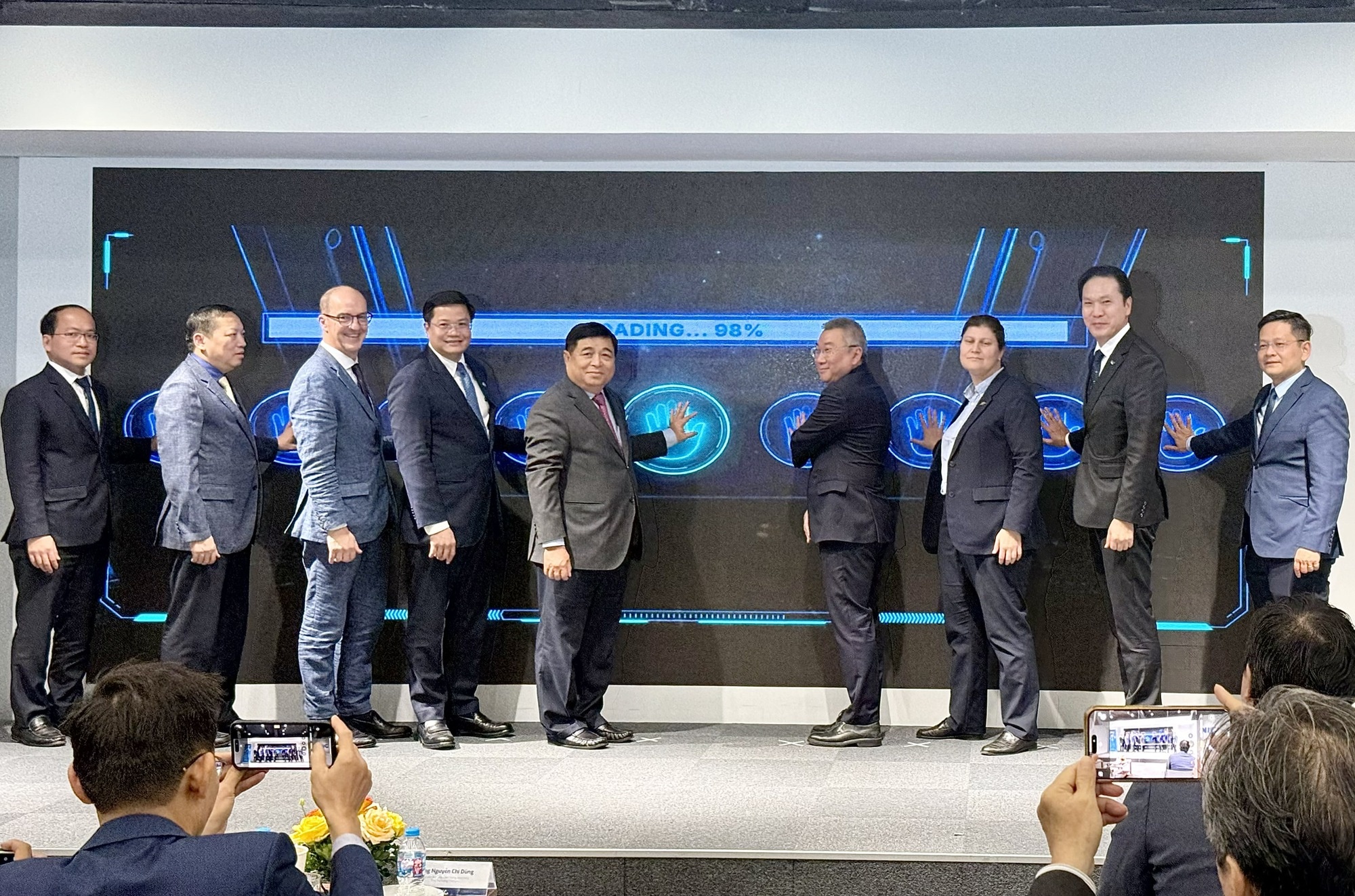 Phó Thủ tướng Chính phủ Nguyễn Chí Dũng cùng các đại biểu thực hiện nghi thức khai trương Trung tâm - Ảnh: VGP/Minh Ngọc Phó Thủ tướng Chính phủ Nguyễn Chí Dũng cùng các đại biểu thực hiện nghi thức khai trương Trung tâm - Ảnh: VGP/Minh Ngọc