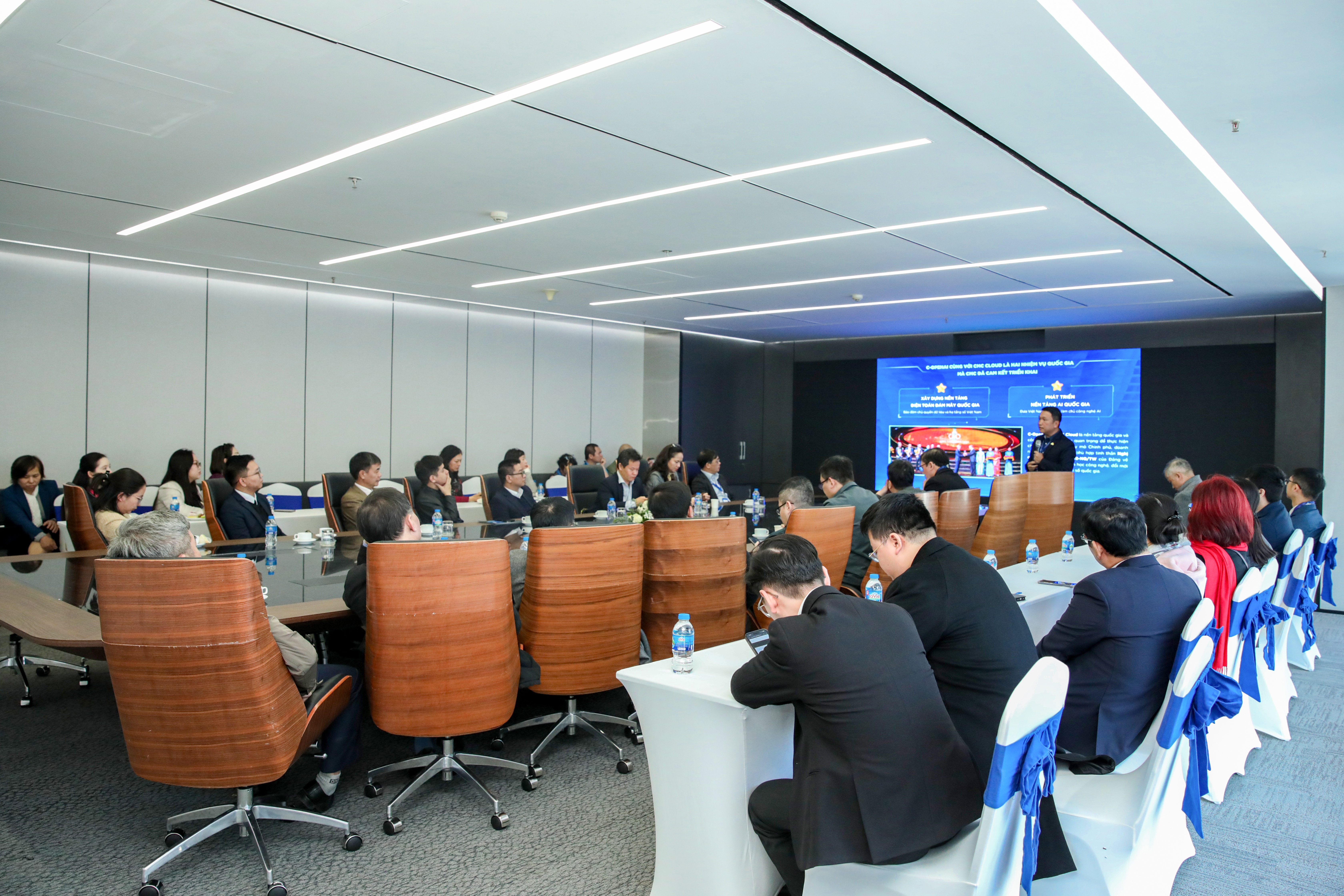 Ông Đặng Tùng Sơn, Phó Chủ tịch SVP/Giám đốc Chiến lược CMC chia sẻ tổng quan về năng lực của CMC trong việc cung cấp các SPDV hạ tầng số cho chuyển đổi AI