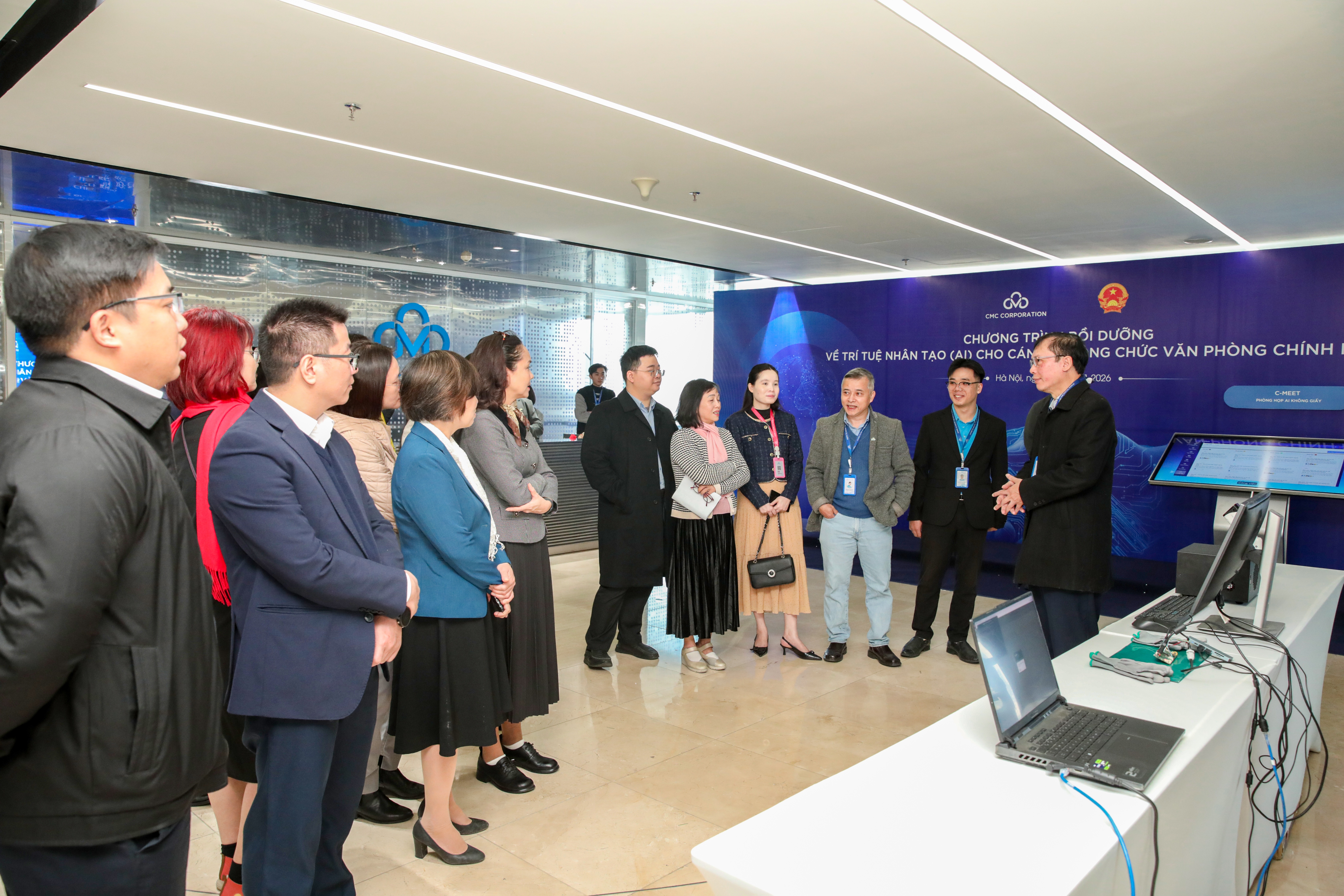 TS Đặng Minh Tuấn, Viện trưởng CMC ATI trực tiếp demo tính năng các giải pháp chuyển đổi AI tiêu biểu do đội ngũ kĩ sư CMC phát triển