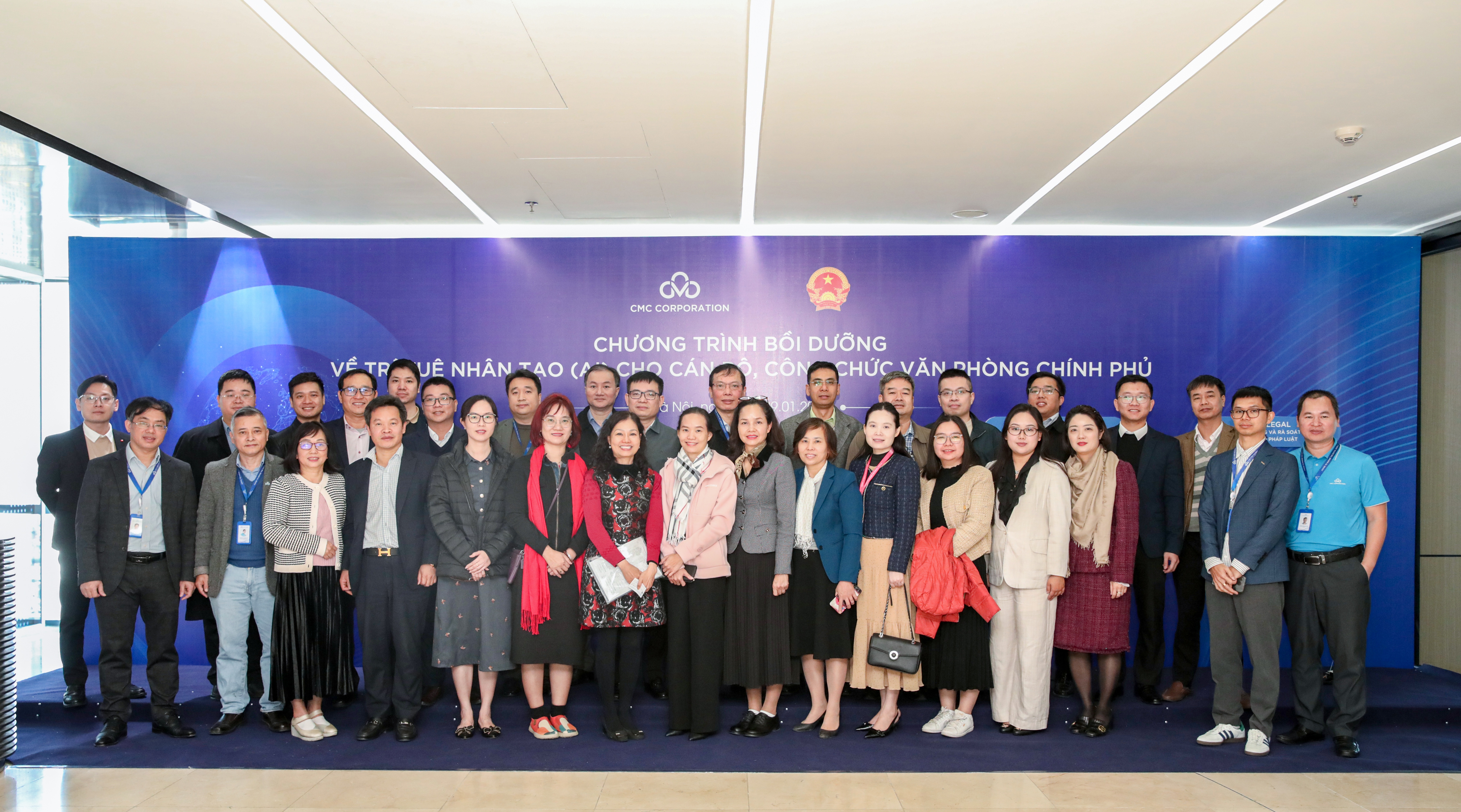 Đoàn cán bộ công chức Văn phòng Chính phủ đã trải qua 2,5 ngày tập huấn ứng dụng AI hiệu quả và hào hứng cùng các chuyên gia công nghệ CMC