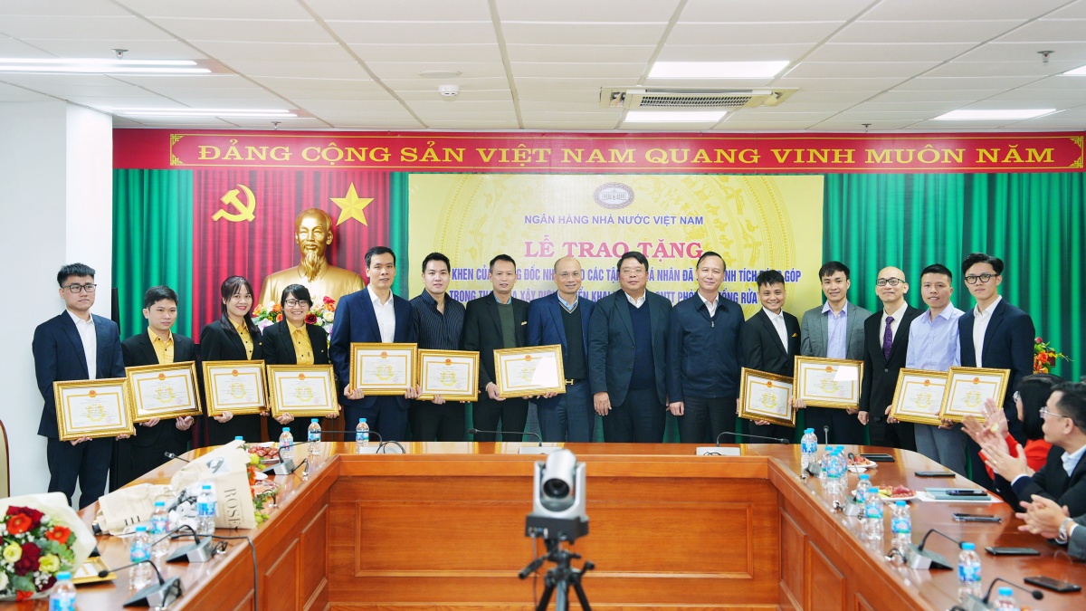 Khen thưởng thành tích đột xuất trong triển khai hệ thống CNTT phòng, chống rửa tiền Khen thưởng thành tích đột xuất trong triển khai hệ thống CNTT phòng, chống rửa tiền