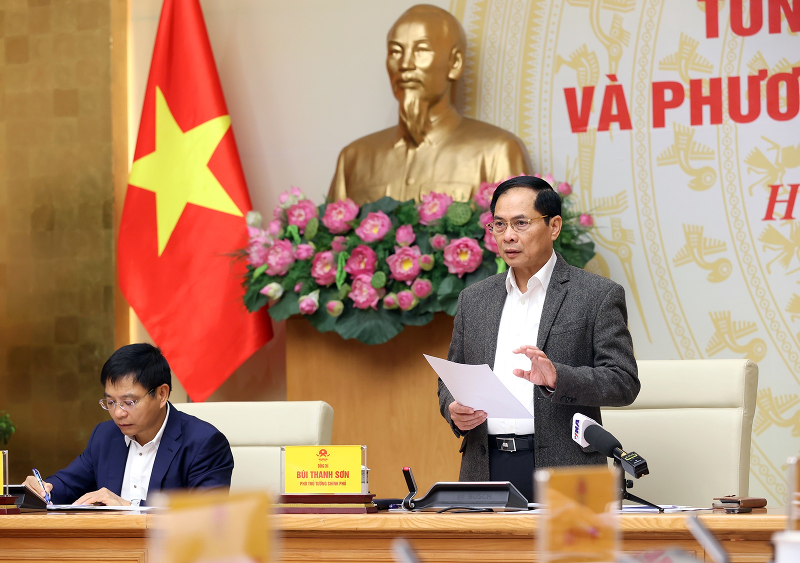 Phó Thủ tướng yêu cầu các bộ, ngành, địa phương phải xác định công tác chống buôn lậu, gian lận thương mại, hàng giả là nhiệm vụ trọng tâm, ưu tiên hàng đầu, lâu dài, thường xuyên liên tục - Ảnh: VGP/Hải Minh Phó Thủ tướng yêu cầu các bộ, ngành, địa phương phải xác định công tác chống buôn lậu, gian lận thương mại, hàng giả là nhiệm vụ trọng tâm, ưu tiên hàng đầu, lâu dài, thường xuyên liên tục - Ảnh: VGP/Hải Minh