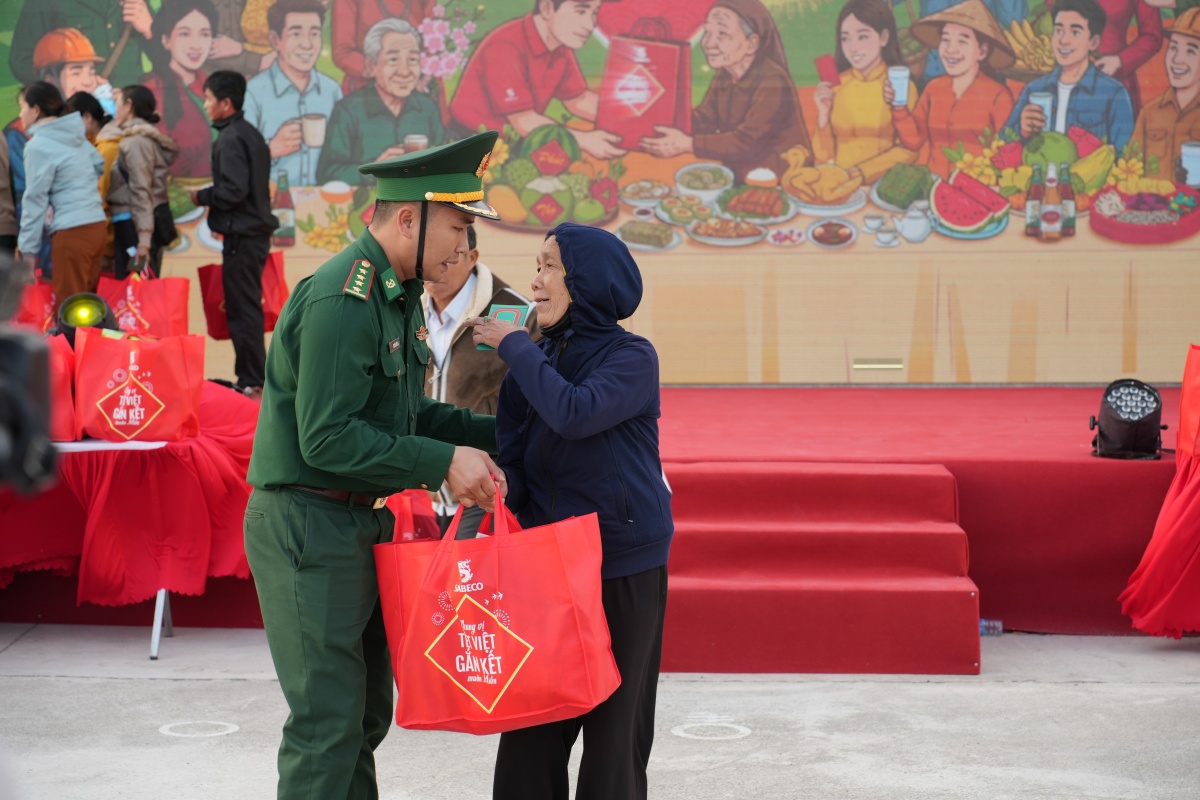 Trong hai ngày 10_1 & 11_1, SABECO cùng Ban Tổ chức chương trình đã phối hợp trao tặng 900 phần quà Tết cho người dân có hoàn cảnh khó khăn và bộ đội biên phòng tại Đắk Lắk và Lâm Đồng.(1)