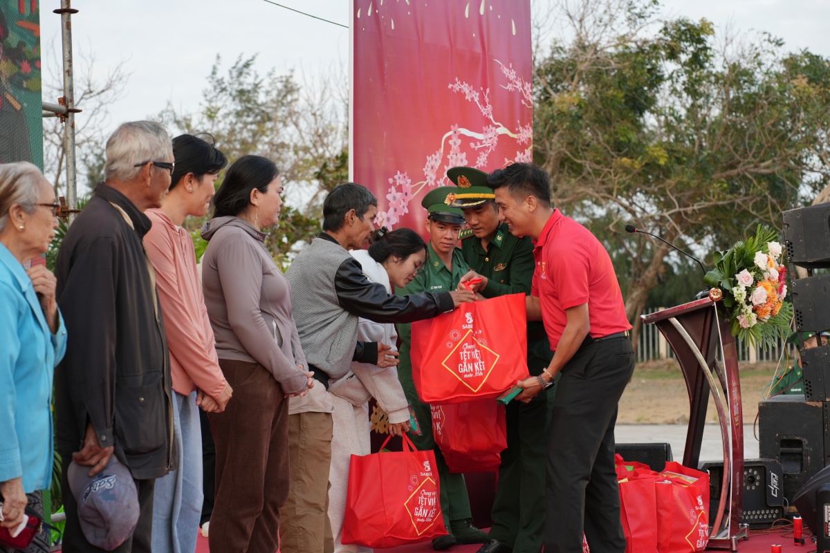 Trong hai ngày 10_1 & 11_1, SABECO cùng Ban Tổ chức chương trình đã phối hợp trao tặng 900 phần quà Tết cho người dân có hoàn cảnh khó khăn và bộ đội biên phòng tại Đắk Lắk và Lâm Đồng.(2)
