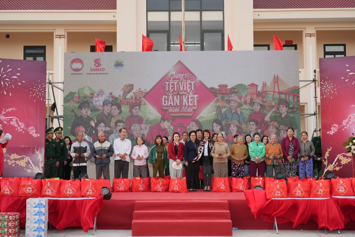 Trong hai ngày 10_1 & 11_1, SABECO cùng Ban Tổ chức chương trình đã phối hợp trao tặng 900 phần quà Tết cho người dân có hoàn cảnh khó khăn và bộ đội biên phòng tại Đắk Lắk và Lâm Đồng.(5)