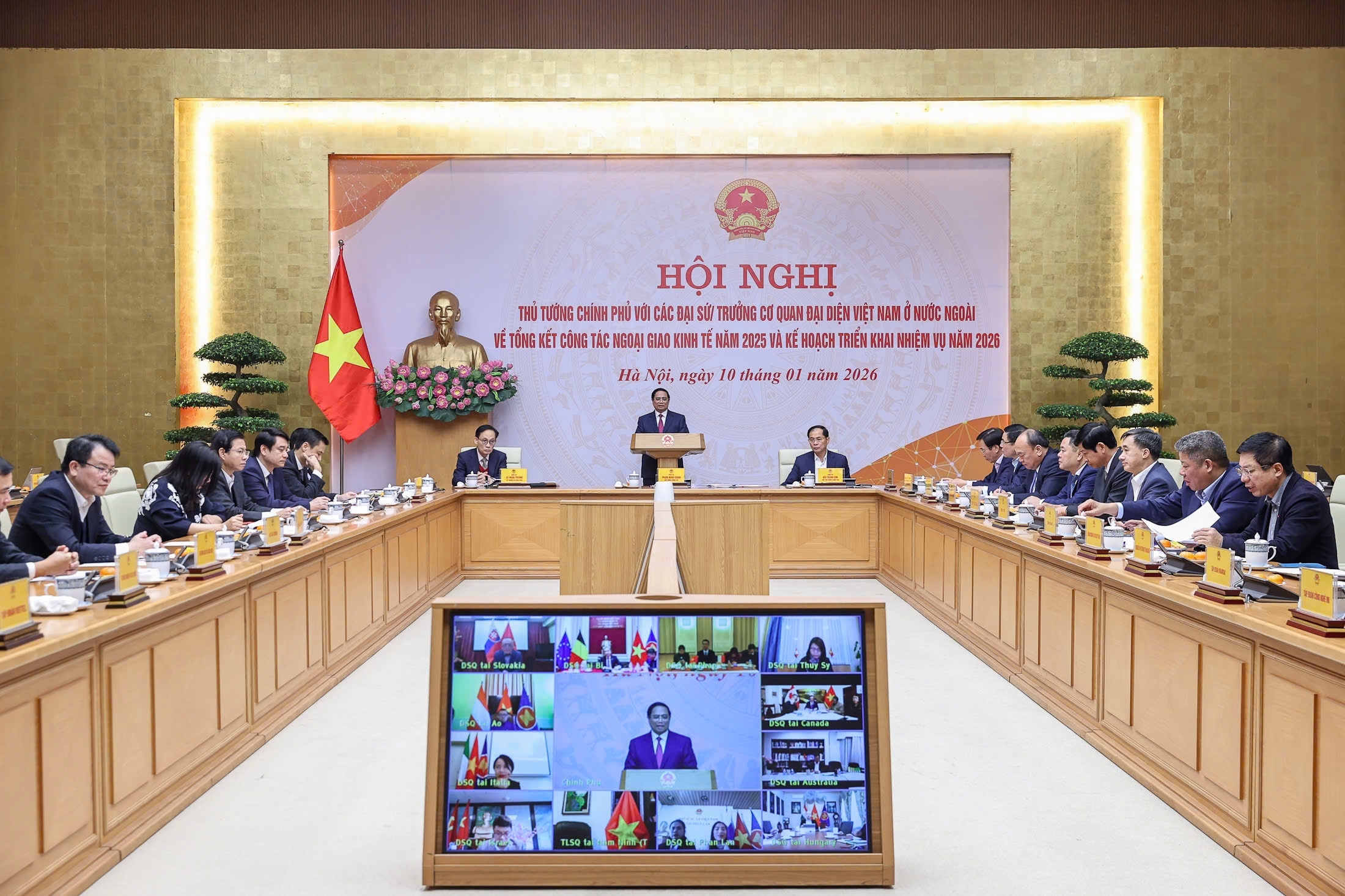 Toàn cảnh hội nghị trực tuyến với các đại sứ, trưởng cơ quan đại diện Việt Nam ở nước ngoài về tổng kết ngoại giao kinh tế năm 2025 và triển khai nhiệm vụ 2026 Toàn cảnh hội nghị trực tuyến với các đại sứ, trưởng cơ quan đại diện Việt Nam ở nước ngoài về tổng kết ngoại giao kinh tế năm 2025 và triển khai nhiệm vụ 2026