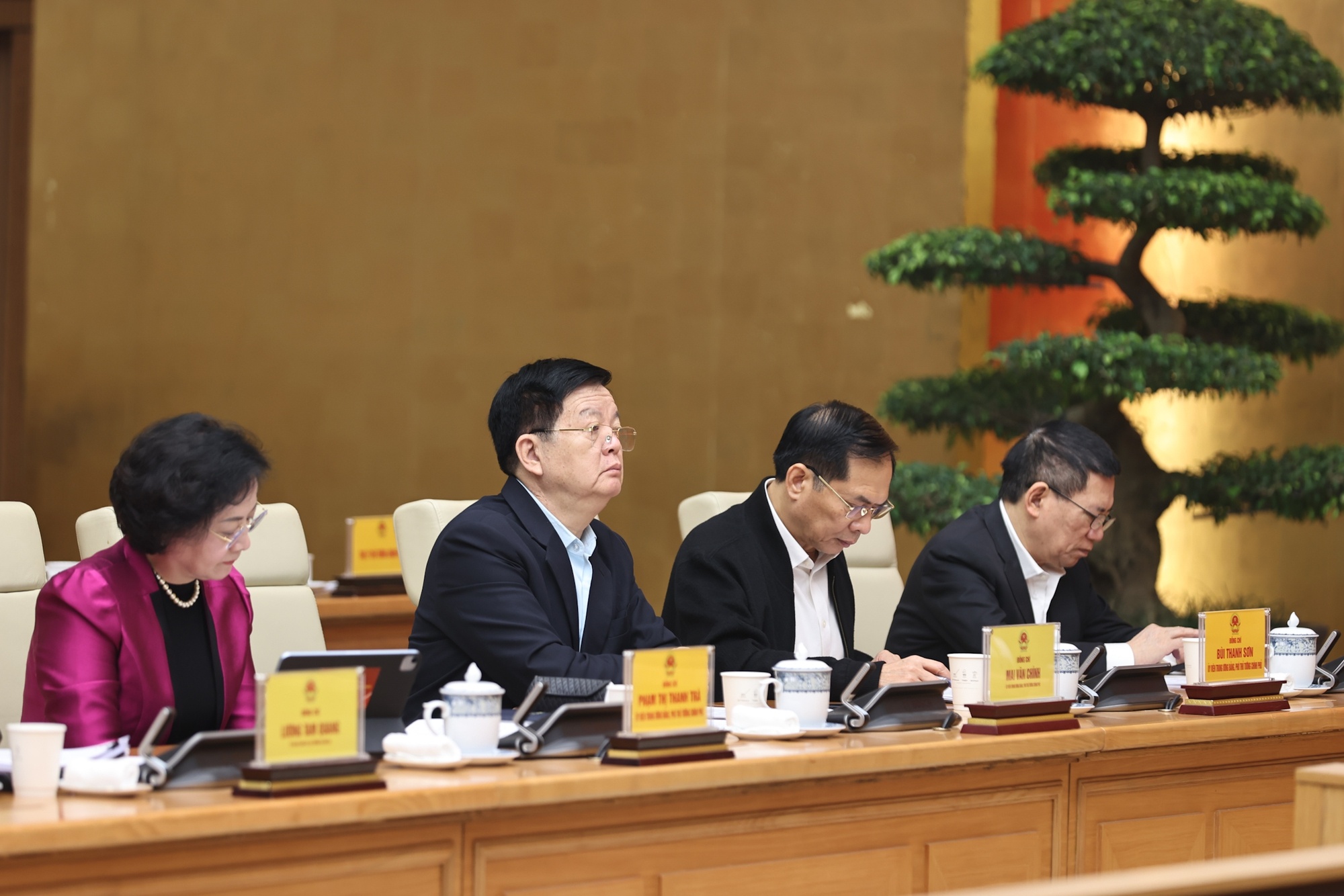 Từ trái qua phải: Các đồng chí Ủy viên Trung ương Đảng, Phó Thủ tướng: Phạm Thị Thanh Trà, Mai Văn Chính, Bùi Thanh Sơn, Hồ Đức Phớc dự Hội nghị - Ảnh: VGP/Nhật Bắc Từ trái qua phải: Các đồng chí Ủy viên Trung ương Đảng, Phó Thủ tướng: Phạm Thị Thanh Trà, Mai Văn Chính, Bùi Thanh Sơn, Hồ Đức Phớc dự Hội nghị - Ảnh: VGP/Nhật Bắc