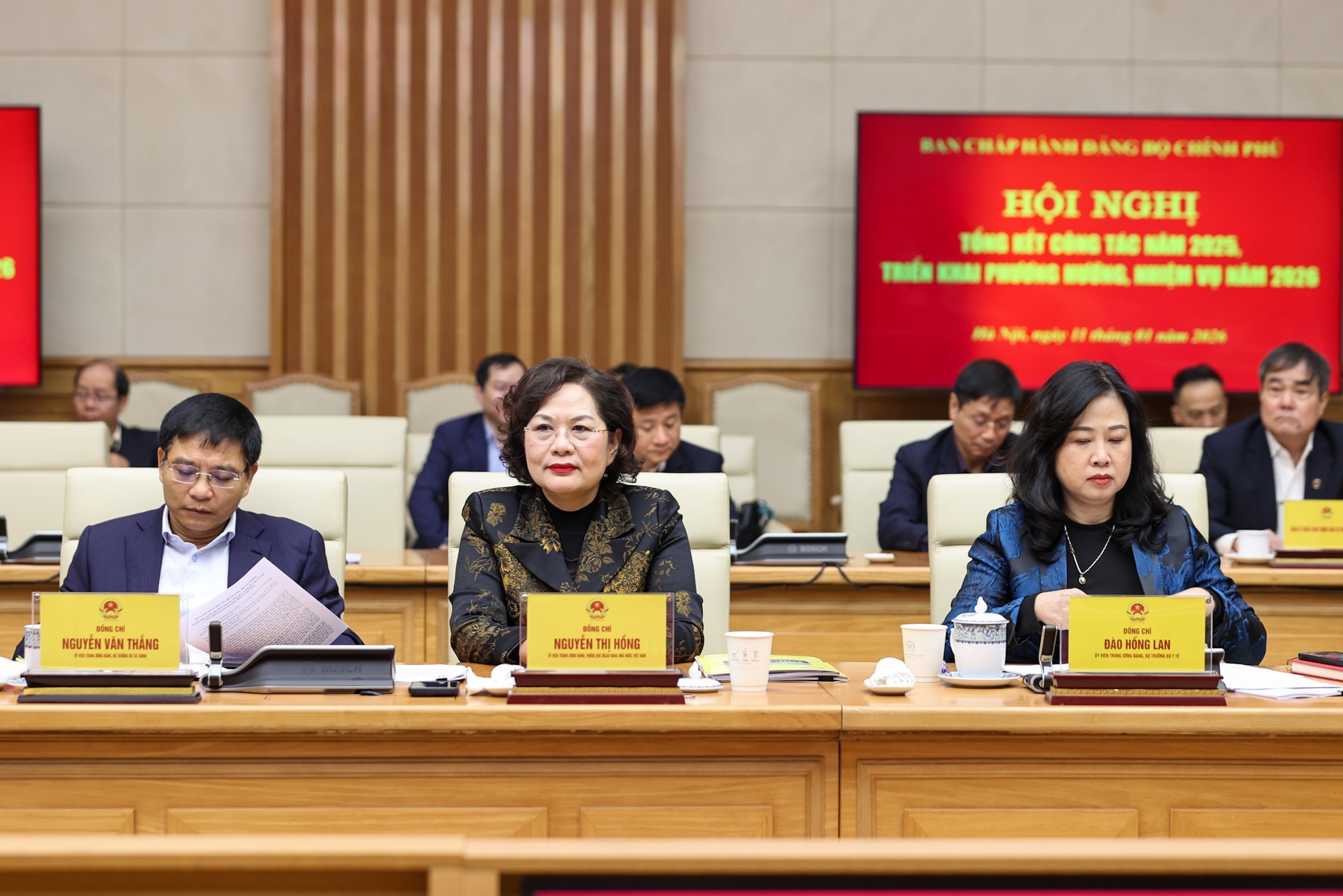 Các đồng chí Ủy viên Trung ương Đảng, Thống đốc Ngân hàng Nhà nước, Bộ trưởng Bộ Tài chính, Bộ Y tế dự Hội nghị - Ảnh: VGP/Nhật Bắc Các đồng chí Ủy viên Trung ương Đảng, Thống đốc Ngân hàng Nhà nước, Bộ trưởng Bộ Tài chính, Bộ Y tế dự Hội nghị - Ảnh: VGP/Nhật Bắc