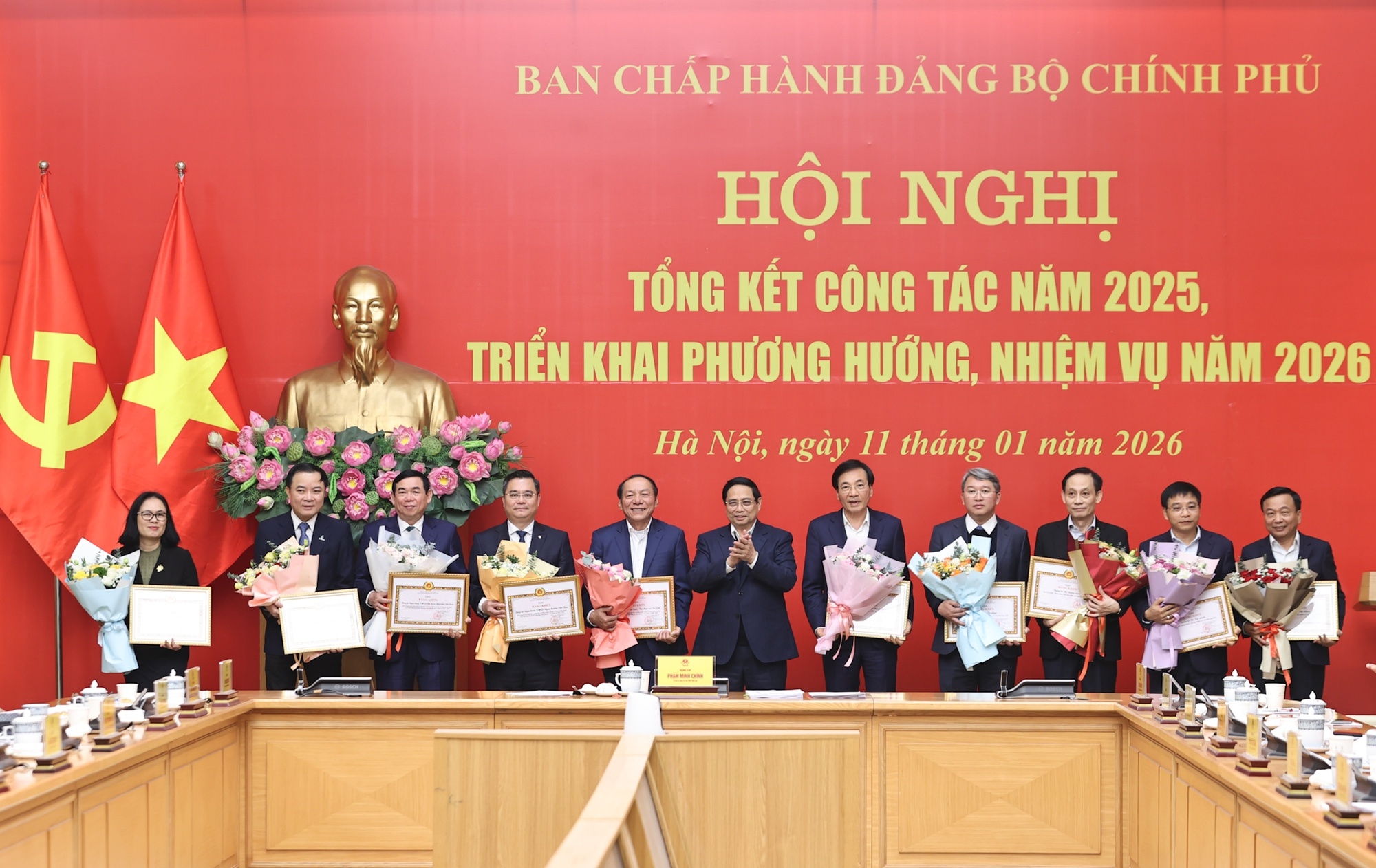 Bí thư Đảng ủy Chính phủ, Thủ tướng Phạm Minh Chính trao Bằng khen của Đảng uỷ Chính phủ tặng các tổ chức đảng và cán bộ, đảng viên có thành tích xuất sắc - Ảnh: VGP/Nhật Bắc Bí thư Đảng ủy Chính phủ, Thủ tướng Phạm Minh Chính trao Bằng khen của Đảng uỷ Chính phủ tặng các tổ chức đảng và cán bộ, đảng viên có thành tích xuất sắc - Ảnh: VGP/Nhật Bắc