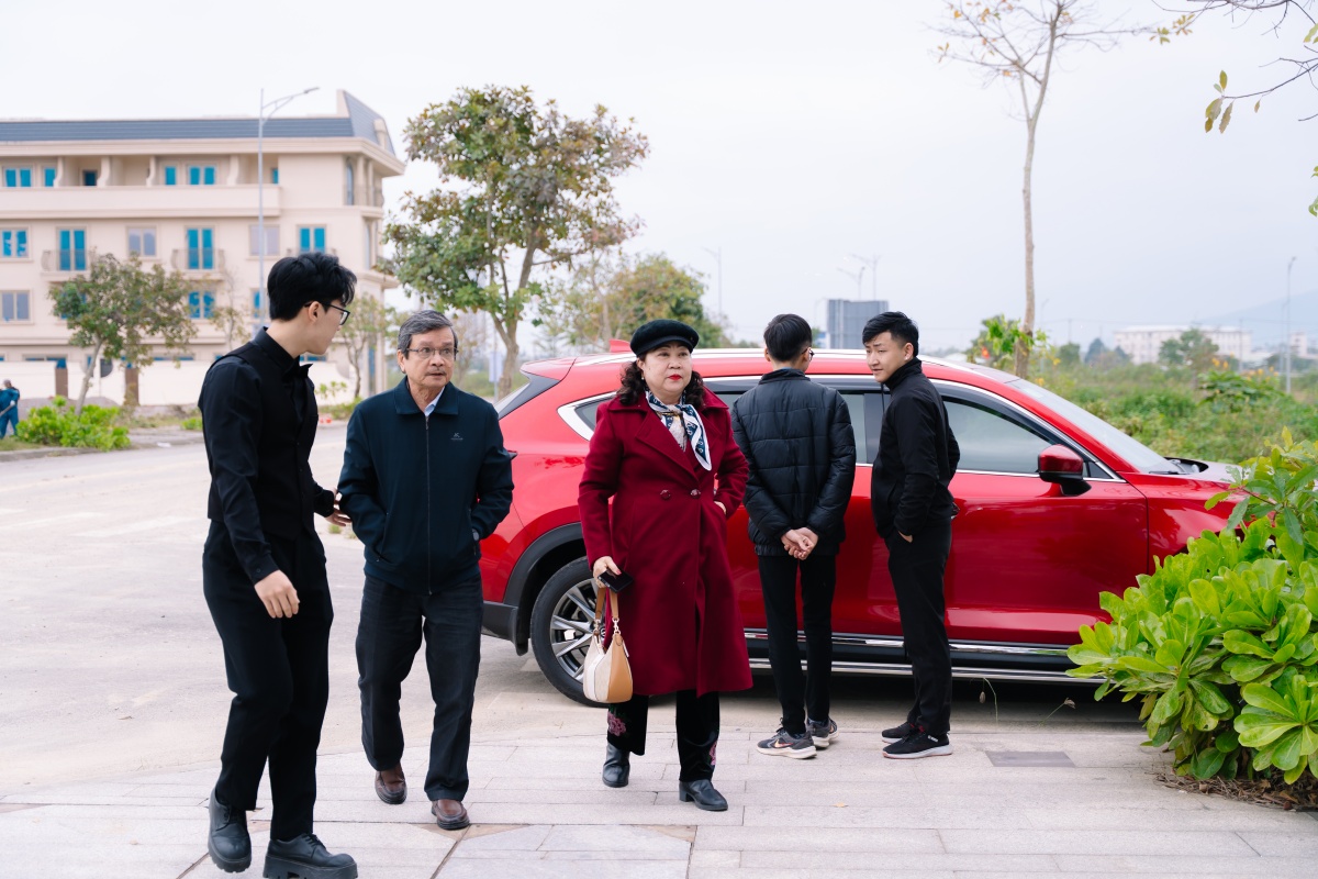 Không ít khách hàng đã dừng lại thật lâu ở ban công, lối cầu thang, mặt tiền căn nhà… nơi tương lai sẽ là không gian sinh hoạt, kinh doanh, gắn bó lâu dài. Regal Park View không chỉ hiện diện bằng kiến trúc, mà bằng cảm xúc rất thật của những người lần đầu gọi nơi này là “nhà”..