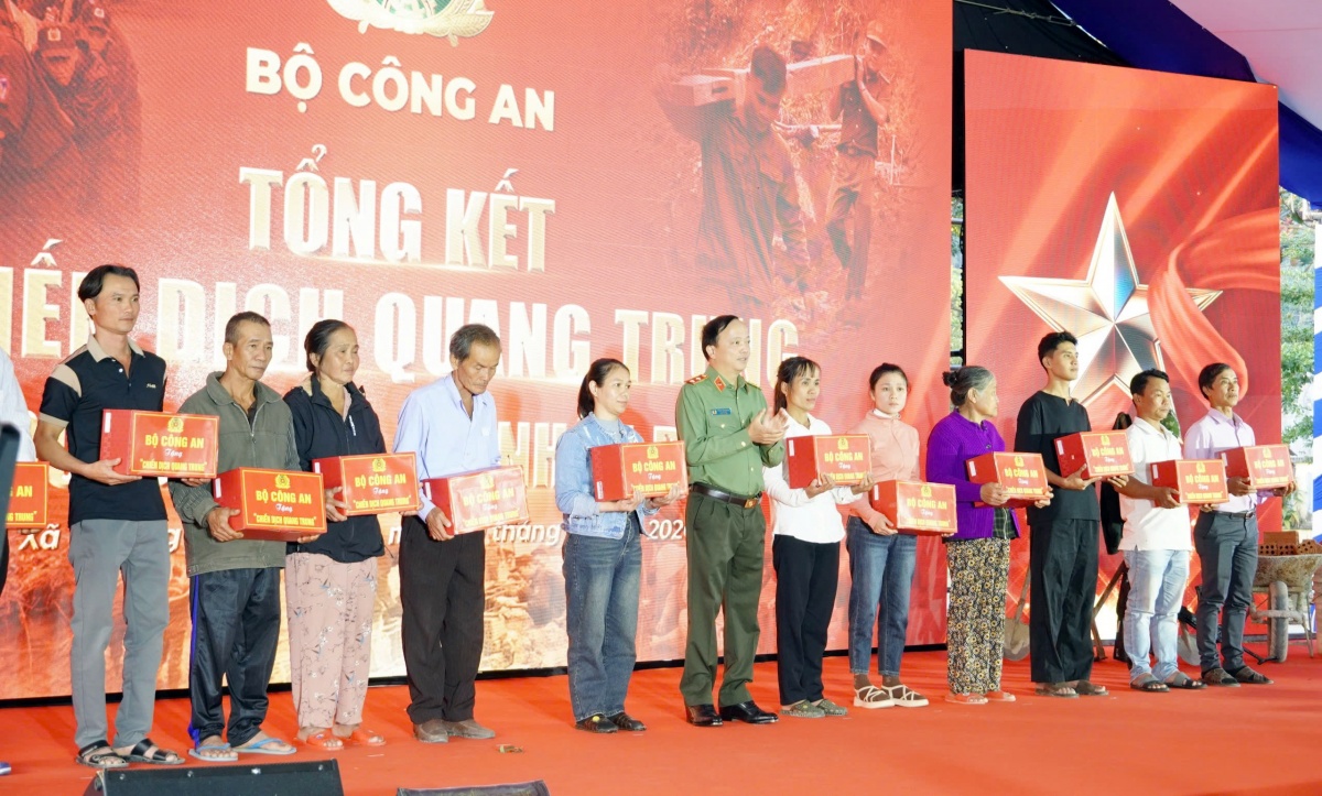 Chiến dịch Quang Trung - Thắp sáng niềm tin cho đồng bào vùng bão lũ