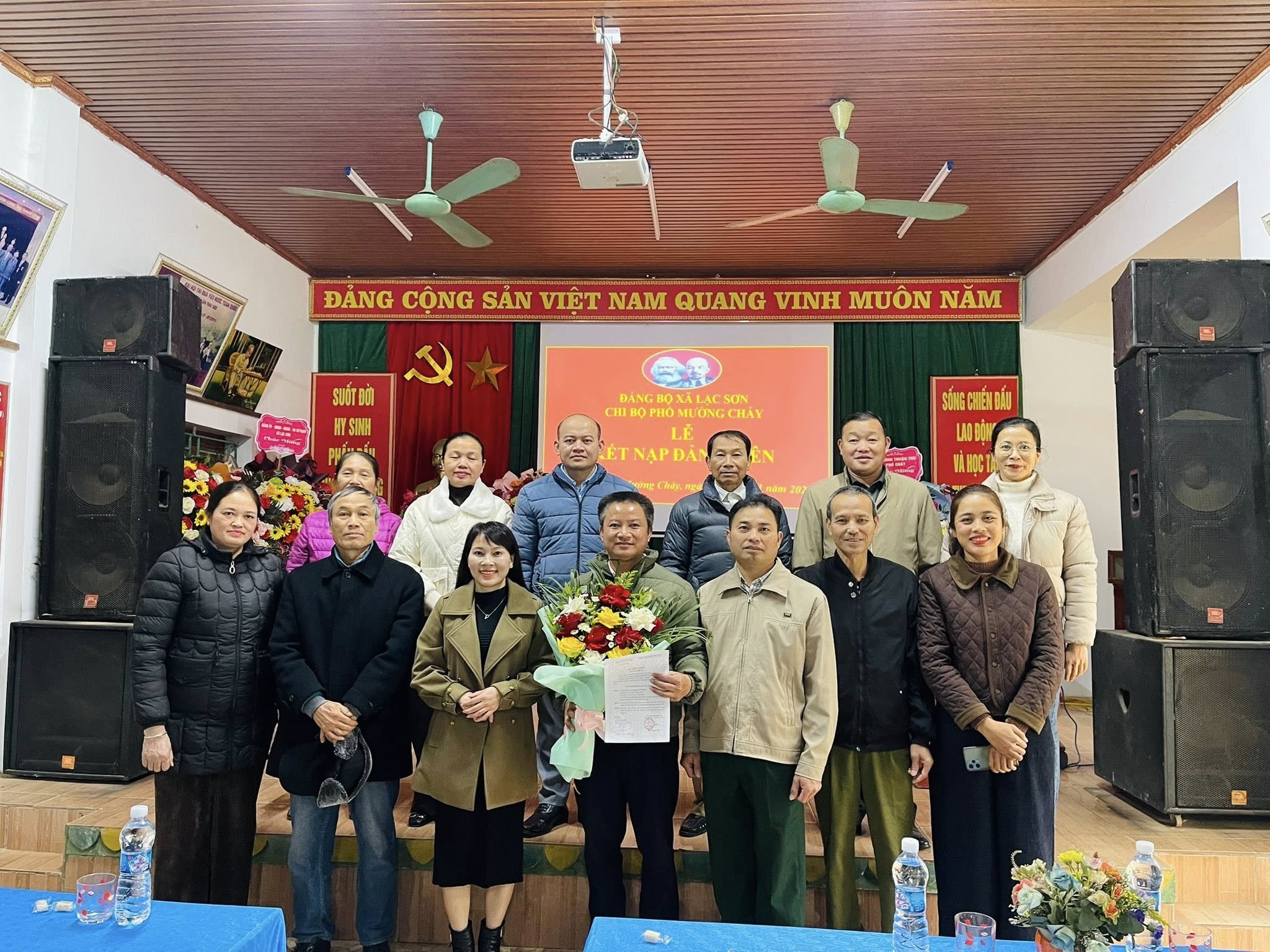 Lễ kết nạp Đảng viên xã Lạc Sơn