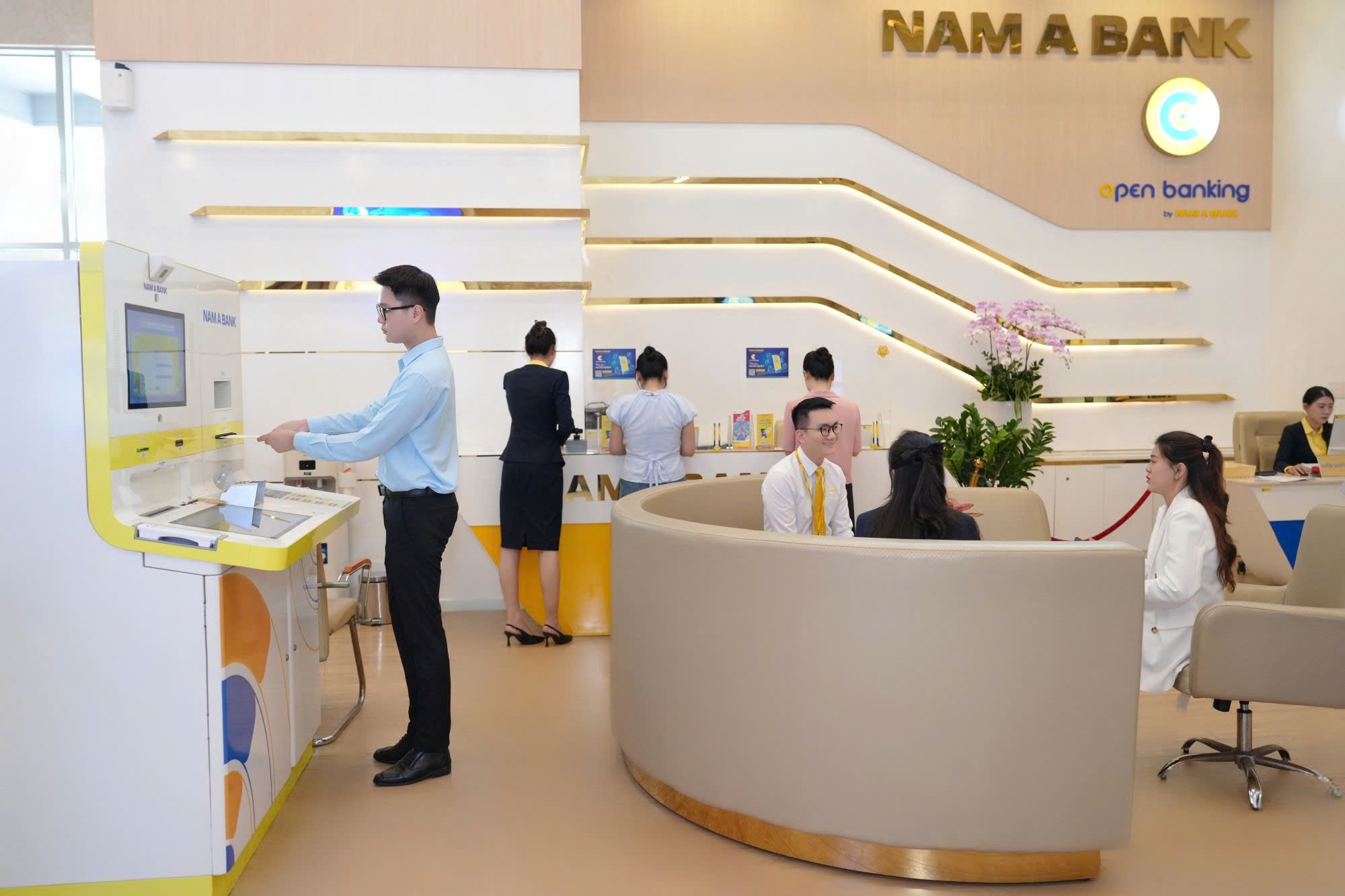 Khách hàng giao dịch tại Nam A Bank