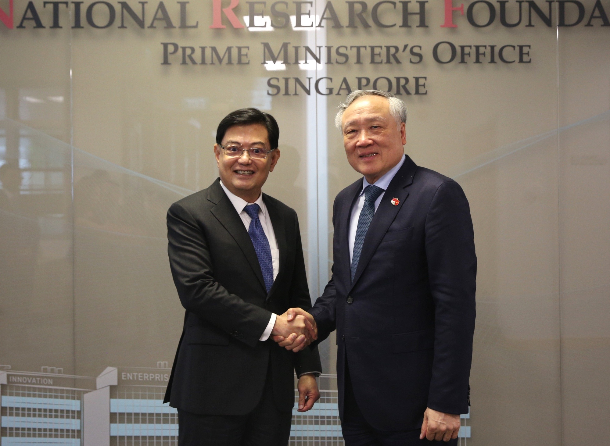 Phó Thủ tướng Thường trực Chính phủ Nguyễn Hòa Bình hội kiến ông Vương Thụy Kiệt, nguyên Phó Thủ tướng Singapore - Ảnh: VGP/Nguyễn Hoàng Phó Thủ tướng Thường trực Chính phủ Nguyễn Hòa Bình hội kiến ông Vương Thụy Kiệt, nguyên Phó Thủ tướng Singapore - Ảnh: VGP/Nguyễn Hoàng