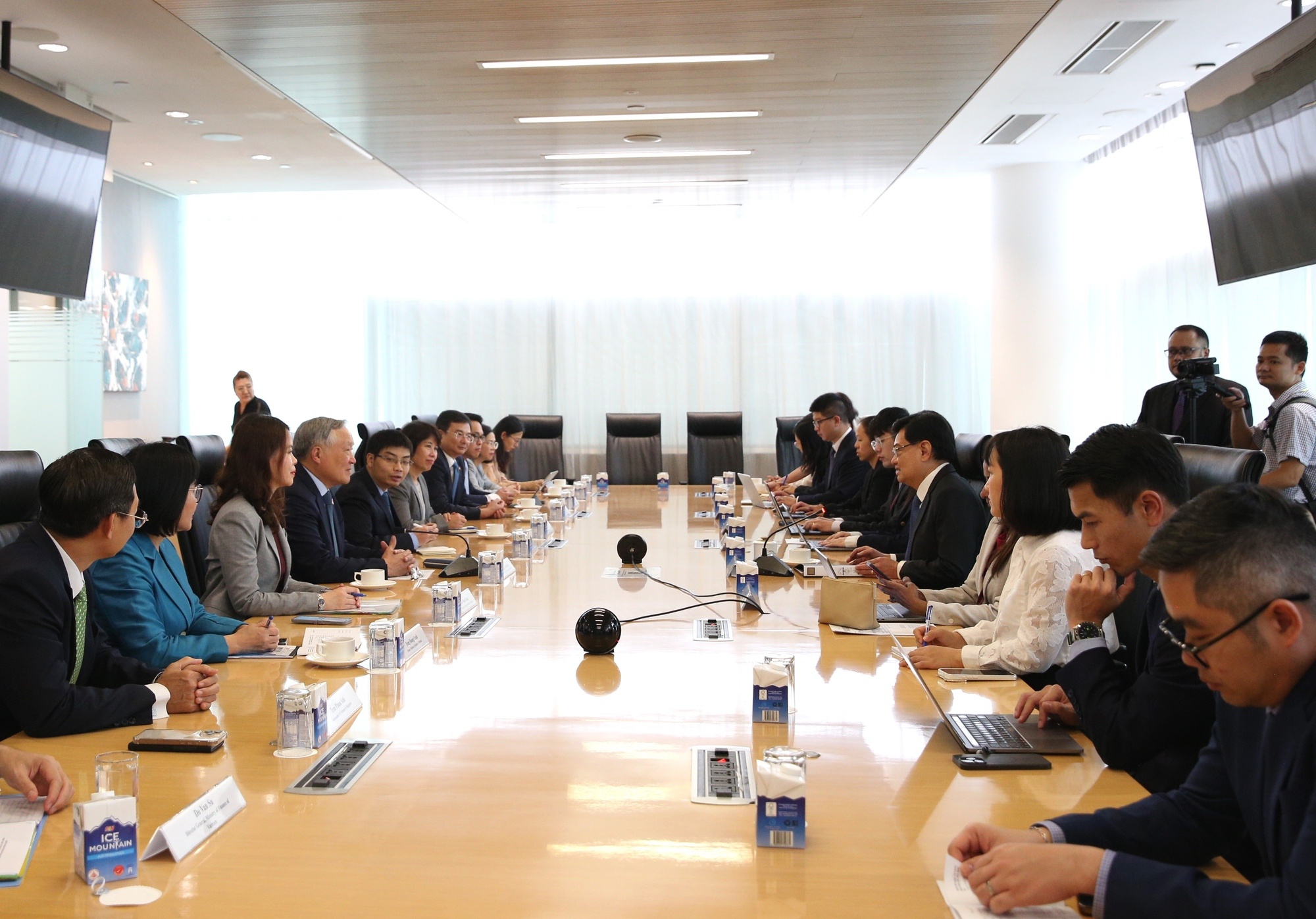 Phó Thủ tướng Thường trực Chính phủ khẳng định luôn trân trọng tình cảm mà các nhà lãnh đạo qua các thời kỳ của Singapore dành cho Việt Nam - Ảnh: VGP/Nguyễn Hoàng Phó Thủ tướng Thường trực Chính phủ khẳng định luôn trân trọng tình cảm mà các nhà lãnh đạo qua các thời kỳ của Singapore dành cho Việt Nam - Ảnh: VGP/Nguyễn Hoàng