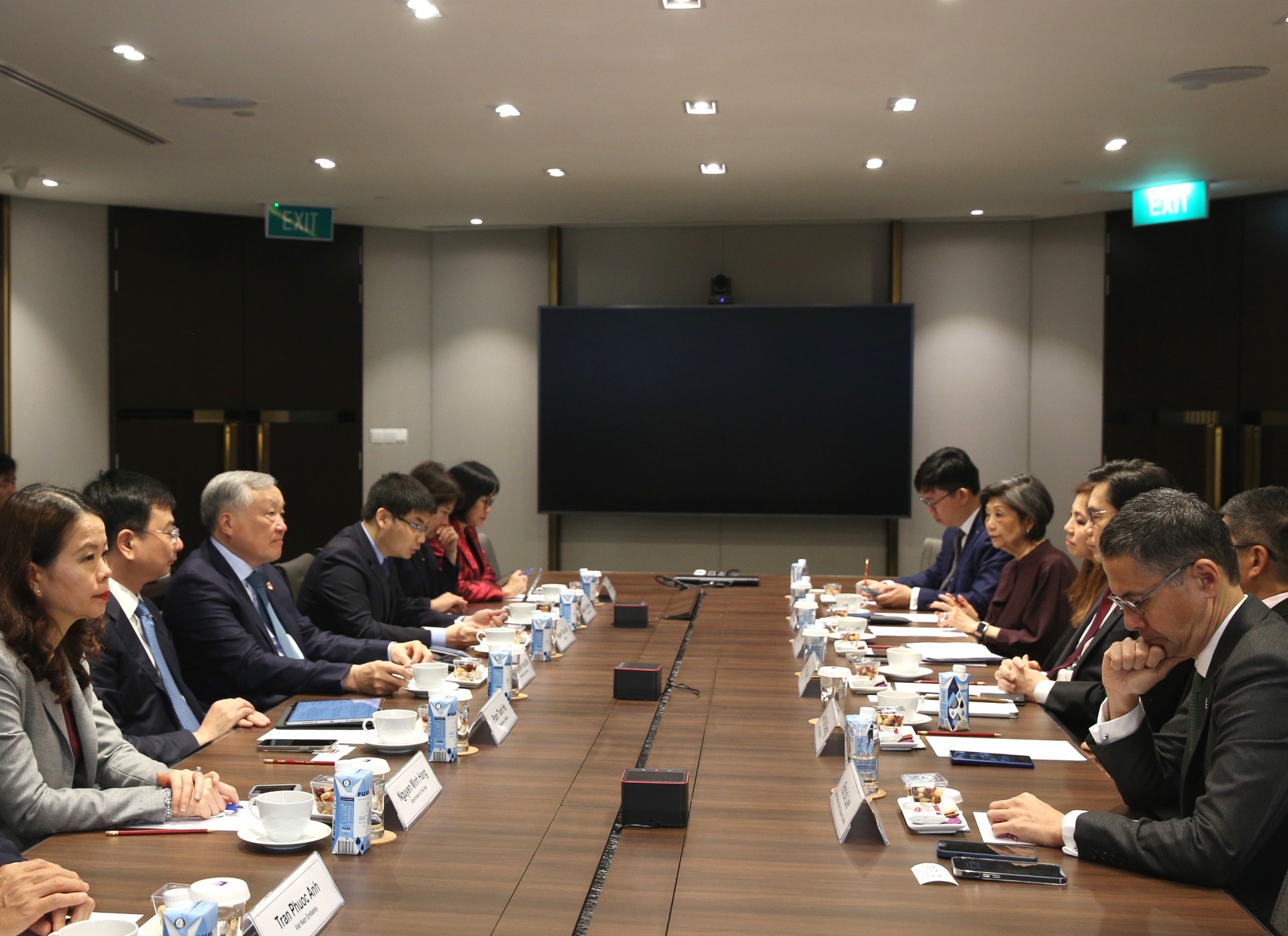 Phó Thủ tướng Thường trực Chính phủ làm việc với Hiệp hội Ngân hàng Singapore (ABS) - Ảnh: VGP/Nguyễn Hoàng Phó Thủ tướng Thường trực Chính phủ làm việc với Hiệp hội Ngân hàng Singapore (ABS) - Ảnh: VGP/Nguyễn Hoàng