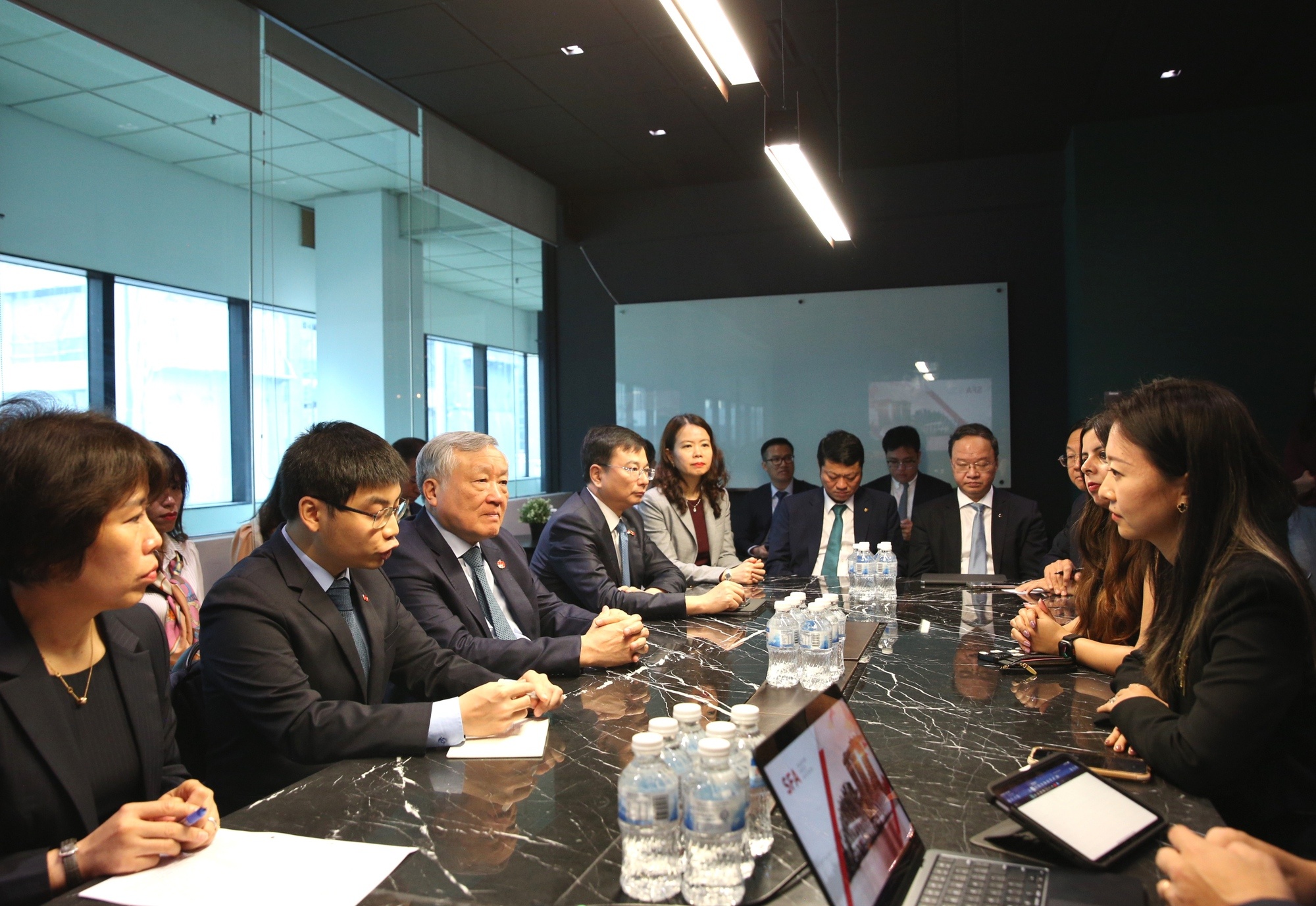 Phó Thủ tướng Thường trực Chính phủ mong muốn SFA khuyến khích các doanh nghiệp thành viên tham gia vào quá trình triển khai và vận hành Trung tâm tài chính quốc tế tại Việt Nam - Ảnh: VGP/Nguyễn Hoàng Phó Thủ tướng Thường trực Chính phủ mong muốn SFA khuyến khích các doanh nghiệp thành viên tham gia vào quá trình triển khai và vận hành Trung tâm tài chính quốc tế tại Việt Nam - Ảnh: VGP/Nguyễn Hoàng