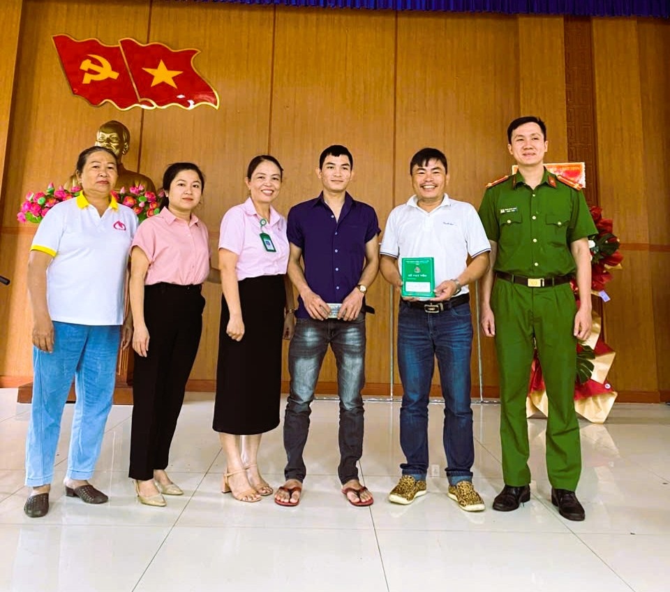 Tín dụng ưu đãi đã và đang mang lại niềm vui cho gia đình ông Trương Văn Lâm (thứ 2 từ phải qua) vượt qua những khó khăn.