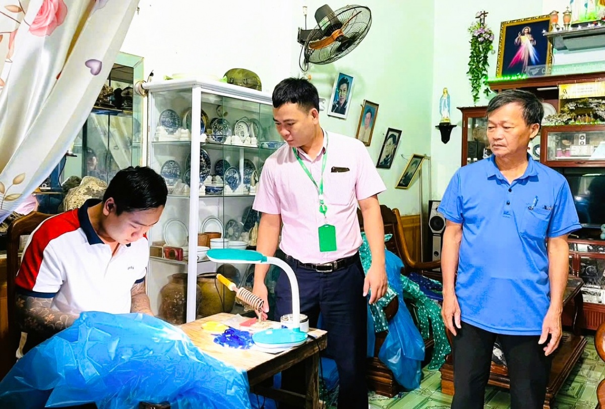 Xưởng sản xuất áo mưa của gia đình bà Nguyễn Thị Phượng ở xã Duy Xuyên được vay vốn ưu đãi theo chương trình cho vay người chấp hành xong án phát tù.