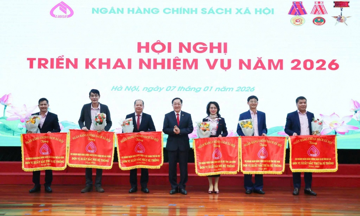 Đại diện NHCSXH chi nhánh tỉnh Lâm Đồng nhận danh hiệu “Đơn vị xuất sắc Nhì hệ thống” năm 2025