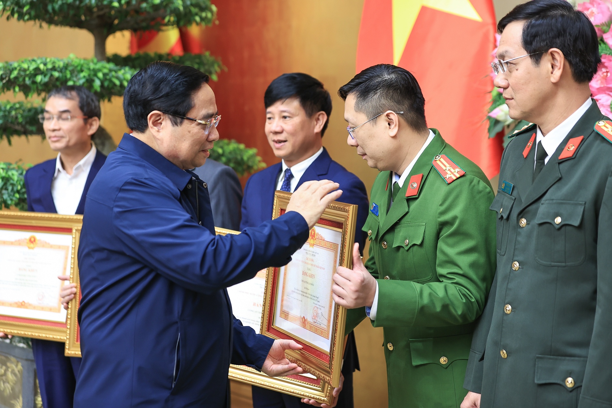 Thủ tướng trao bằng khen cho các tập thể, cá nhân có thành tích xuất sắc trong thực hiện “Chiến dịch Quang Trung” - Ảnh VGP/Nhật Bắc