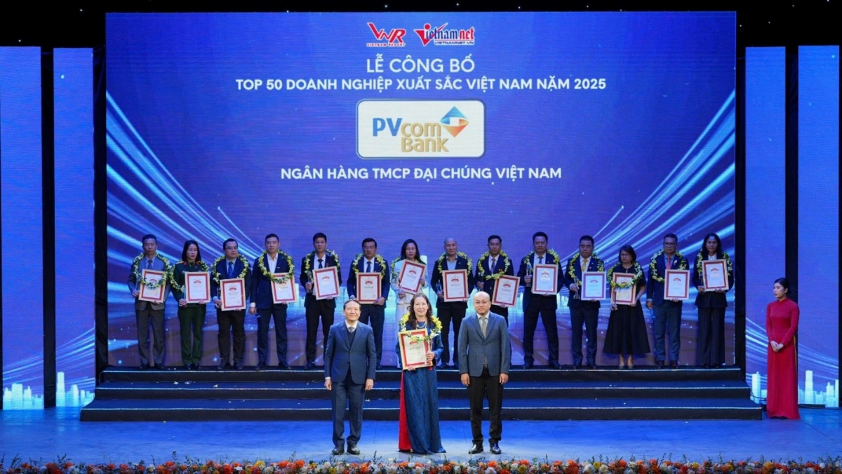 Bà Nguyễn Thanh Huyền - Thành viên Ban Điều hành, Giám đốc Ban Marketing và Truyền thông PVcomBank đại diện Ngân hàng tham dự lễ công bố Bảng xếp hạng VNR500