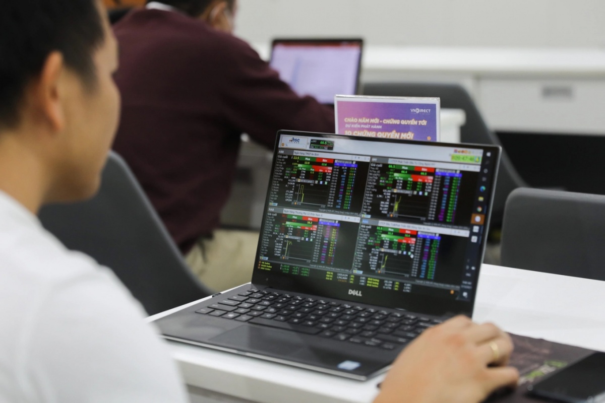 Khối ngoại bán ròng hơn 1.200 tỷ đồng, VN-Index hồi phục nhờ cổ phiếu đầu tàu