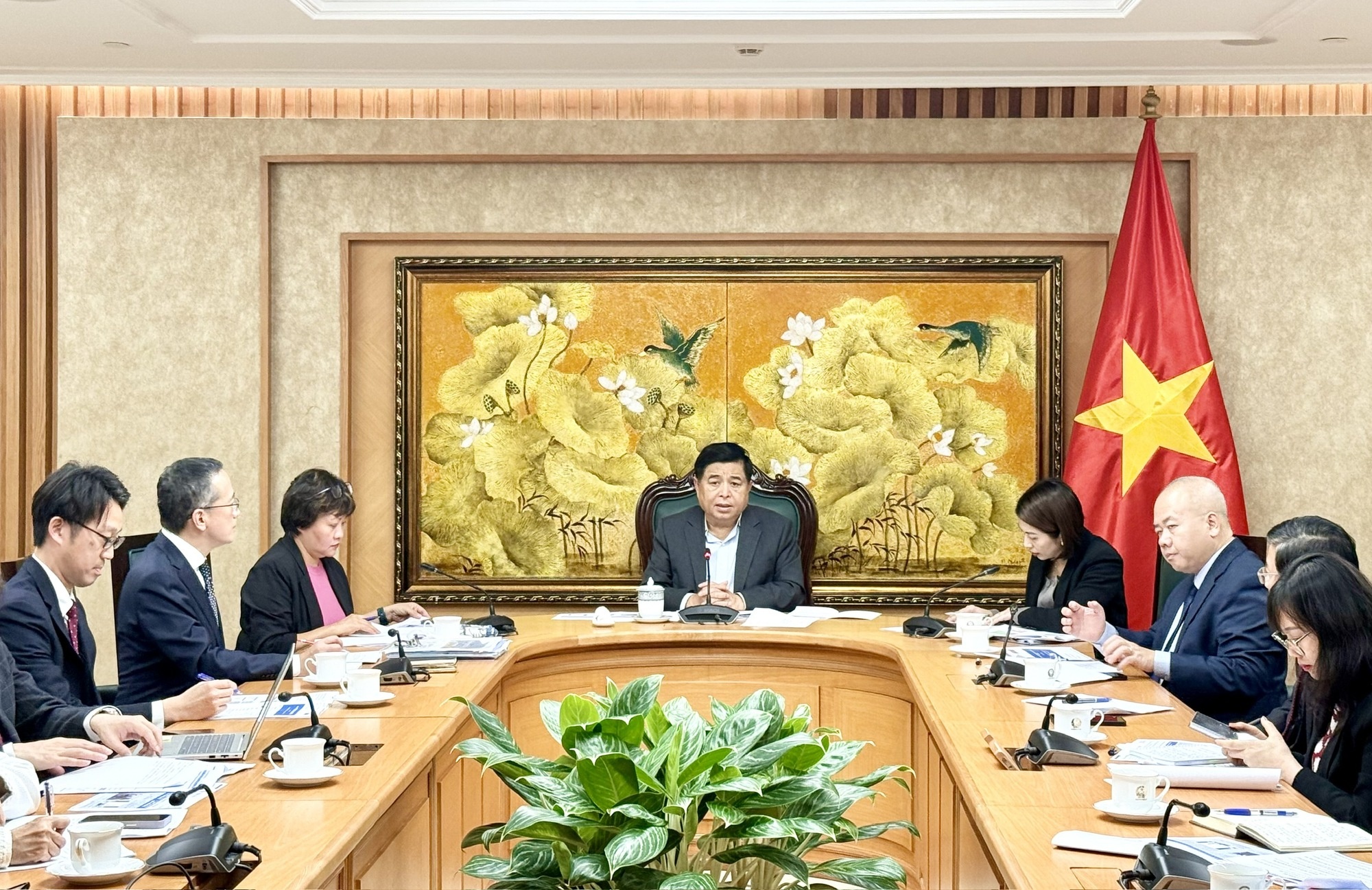 Phó Thủ tướng Nguyễn Chí Dũng tiếp và làm việc với ông Ozasa Haruhiko, Trưởng đại diện JETRO tại Hà Nội - Ảnh: VGP/Thu Sa