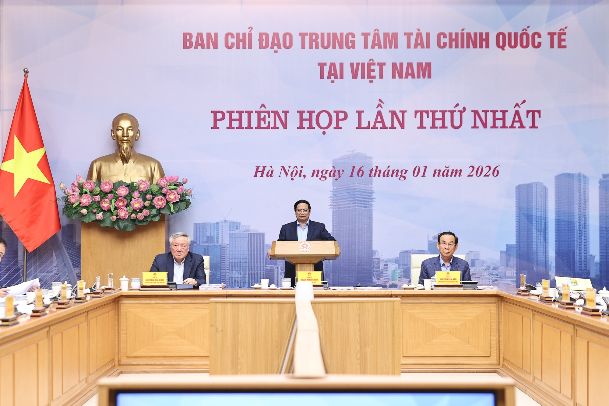 Thủ tướng yêu cầu khẩn trương xây dựng trình Chính phủ ban hành Nghị định về cơ chế, chính sách đặc thù hoạt động của Hội đồng điều hành Trung tâm Tài chính Quốc tế - Ảnh: VGP/Nhật Bắc