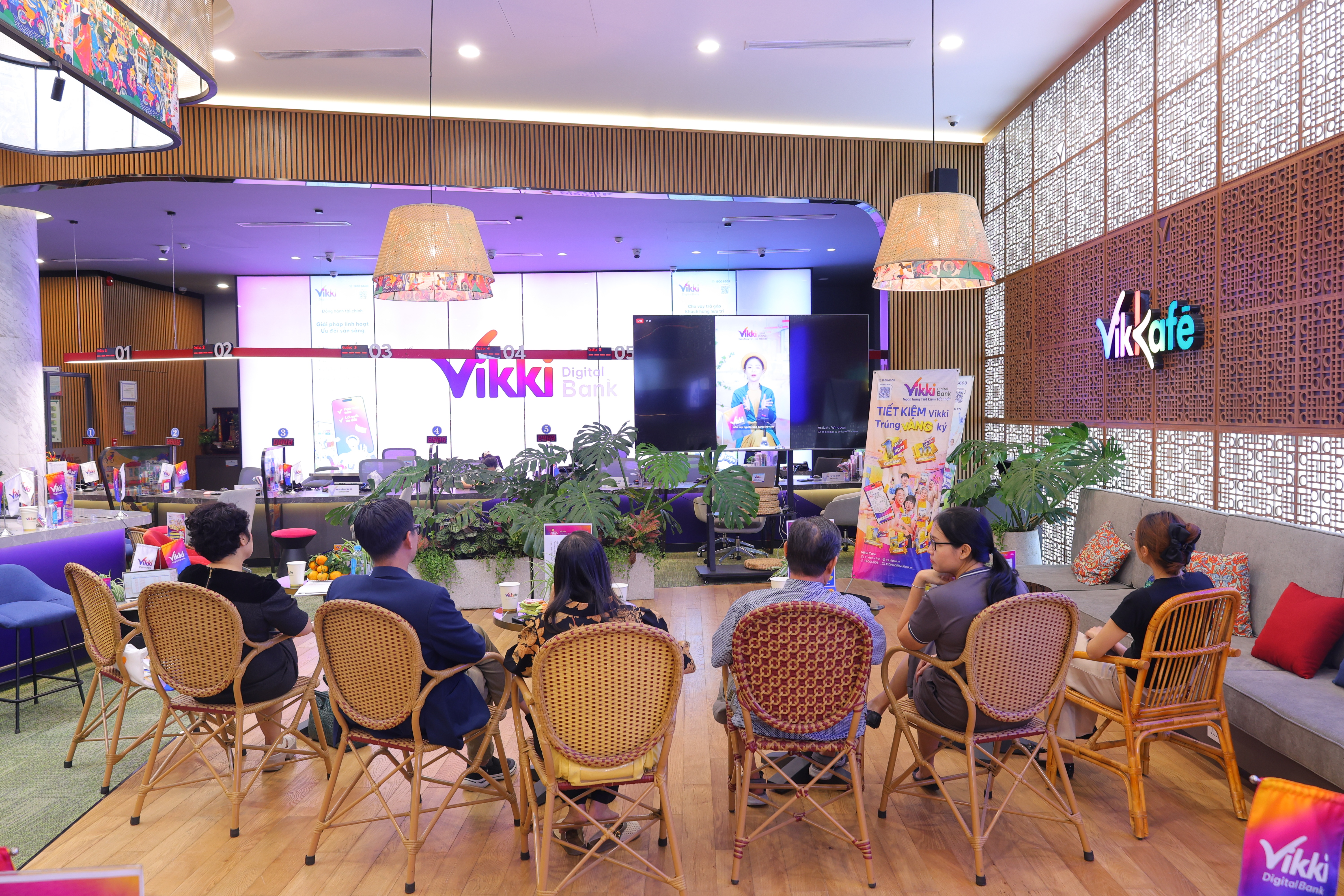 Bên cạnh trải nghiệm số, Vikki luôn chăm chút cho từng kết nối trực tiếp qua hệ thống phòng giao dịch và không gian VikKafe đầy mới mẻ mà gần gũi
