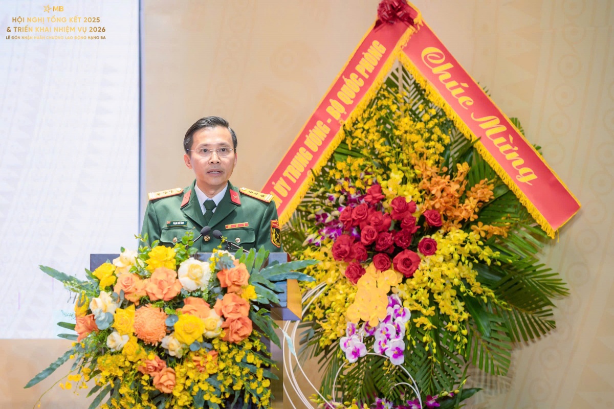 Đại tá Phạm Như Ánh - Phó Bí thư Đảng ủy, Tổng giám đốc MB phát biểu đáp từ