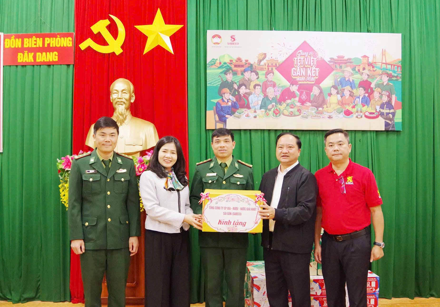 Đại diện SABECO và Ủy ban Trung ương Mặt trận Tổ quốc đến chúc Tết và chụp ảnh kỷ niệm tại Đồn biên phòng xã Đak Song