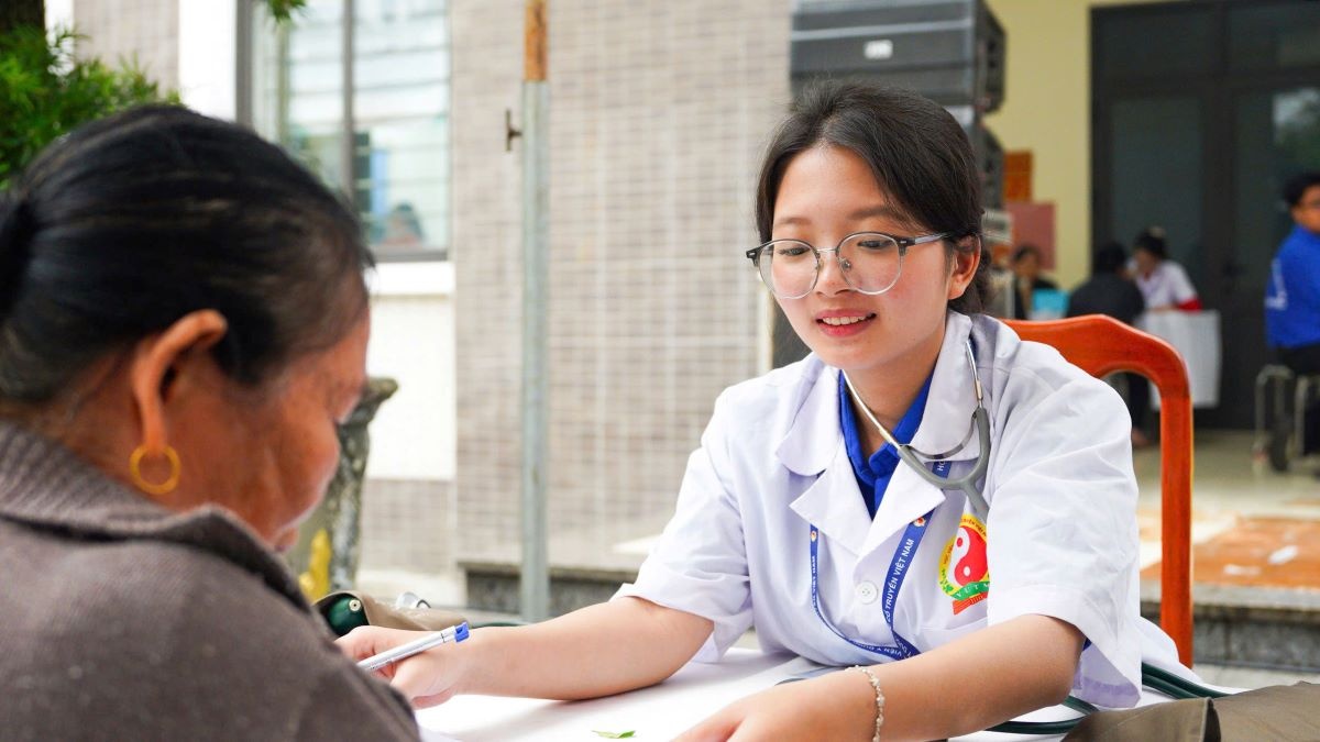 Khám bệnh, tư vấn sức khỏe và cấp phát thuốc miễn phí cho hơn 2.500 người dân xã Kiều Phú