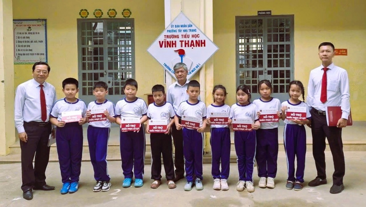Agribank Khánh Hòa tài trợ cho các trường học, cơ sở y tế và người dân vùng bị thiên tai.