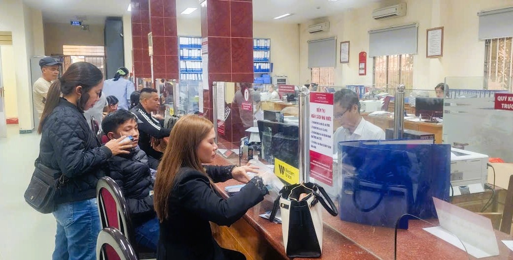 Song song với việc cơ cấu, khoanh nợ, Agribank còn giảm 1% lãi suất đối với dư nợ hiện hữu của khách hàng bị thiệt hại.