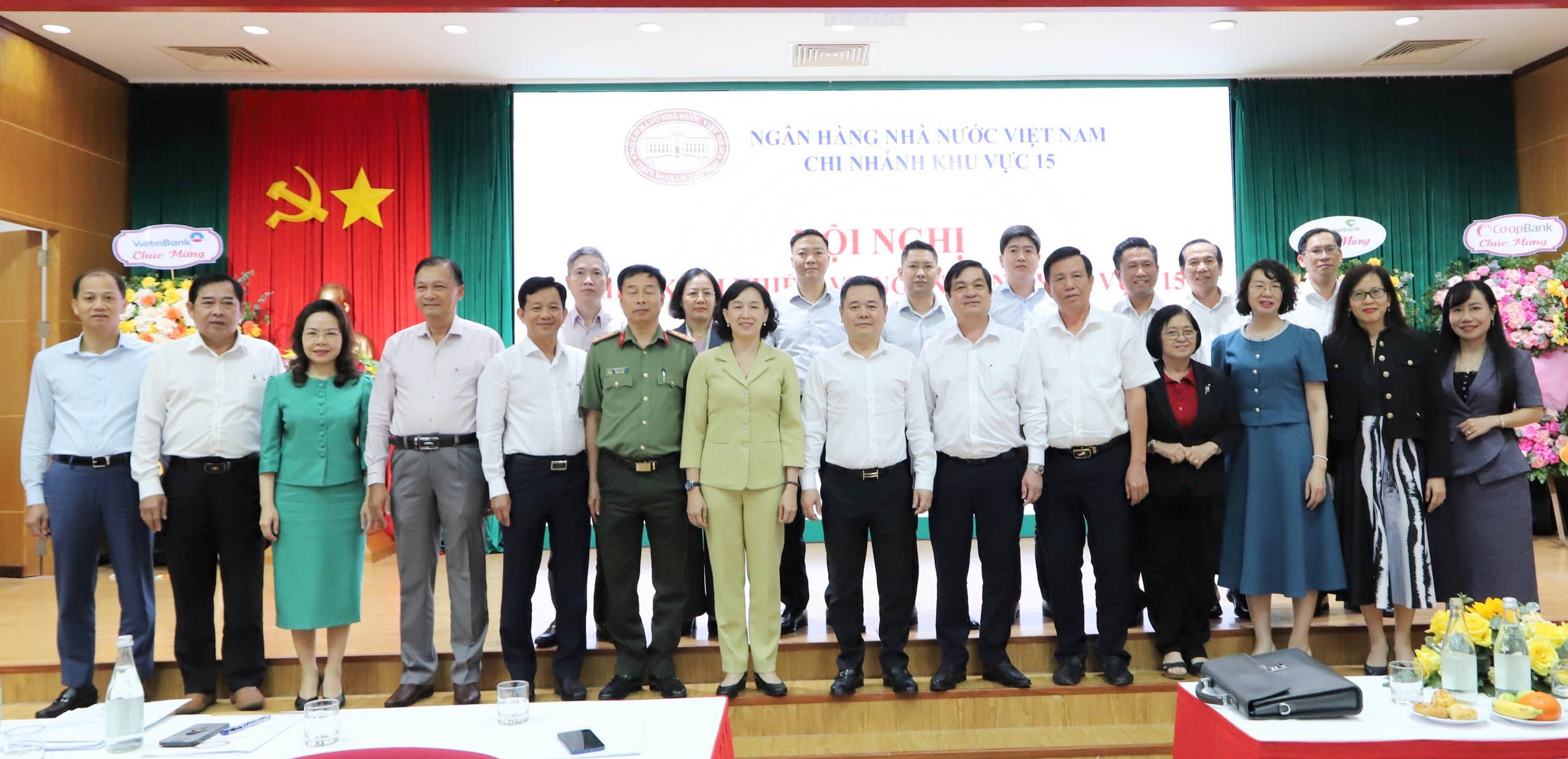 Phó Thống đốc Nguyễn Ngọc Cảnh và đại diện lãnh đạo UBND các tỉnh An Giang, Cà Mau chụp ảnh lưu niệm với ban giám đốc NHNN chi nhánh Khu vực 15