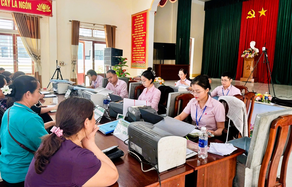 Đội ngũ cán bộ tín dụng bám sát cơ sở với tinh thần “3 cùng”. Đội ngũ cán bộ tín dụng bám sát cơ sở với tinh thần “3 cùng”.