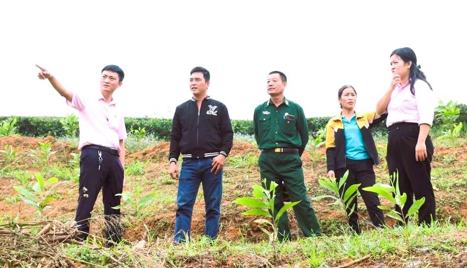 Cán bộ tín dụng cùng với hội đoàn thể kiểm tra khách hàng sử dụng vốn vay theo QĐ 22 của TTg về tín dụng cho người chấp hành xong án phạt tù ở Nghệ An. Cán bộ tín dụng cùng với hội đoàn thể kiểm tra khách hàng sử dụng vốn vay theo QĐ 22 của TTg về tín dụng cho người chấp hành xong án phạt tù ở Nghệ An.