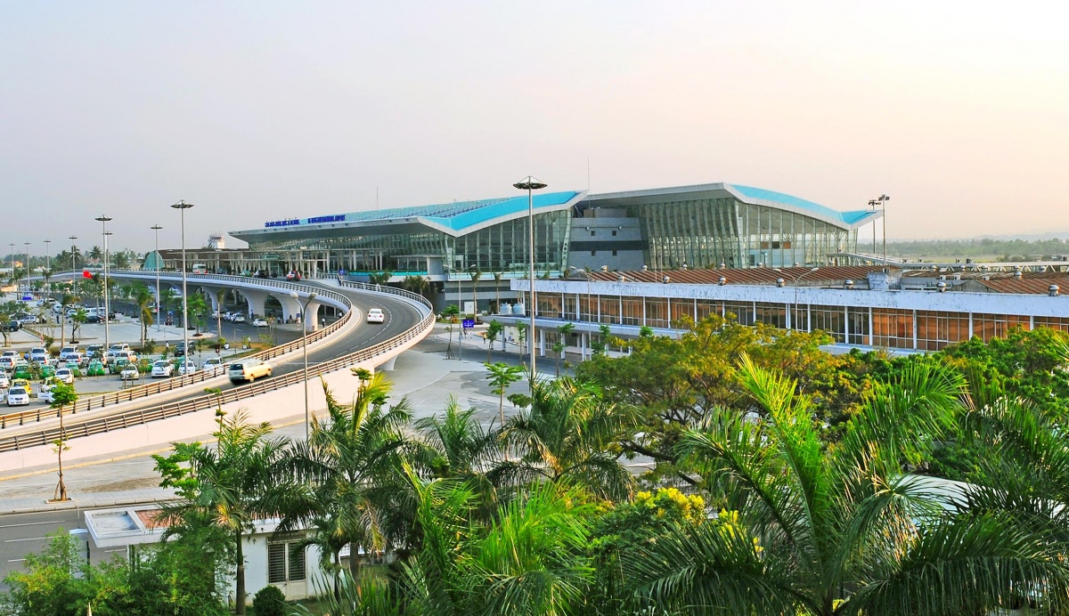 Năm 2025, Cảng hàng không quốc tế Đà Nẵng đã phục vụ an toàn hơn 15,1 triệu lượt hành khách với gần 89.800 chuyến bay. Đáng chú ý, sản lượng hàng hóa thông qua cảng đạt 41.561 tấn, tăng 21% so với năm 2024 và vượt hơn 2,5 lần công suất thiết kế Năm 2025, Cảng hàng không quốc tế Đà Nẵng đã phục vụ an toàn hơn 15,1 triệu lượt hành khách với gần 89.800 chuyến bay. Đáng chú ý, sản lượng hàng hóa thông qua cảng đạt 41.561 tấn, tăng 21% so với năm 2024 và vượt hơn 2,5 lần công suất thiết kế