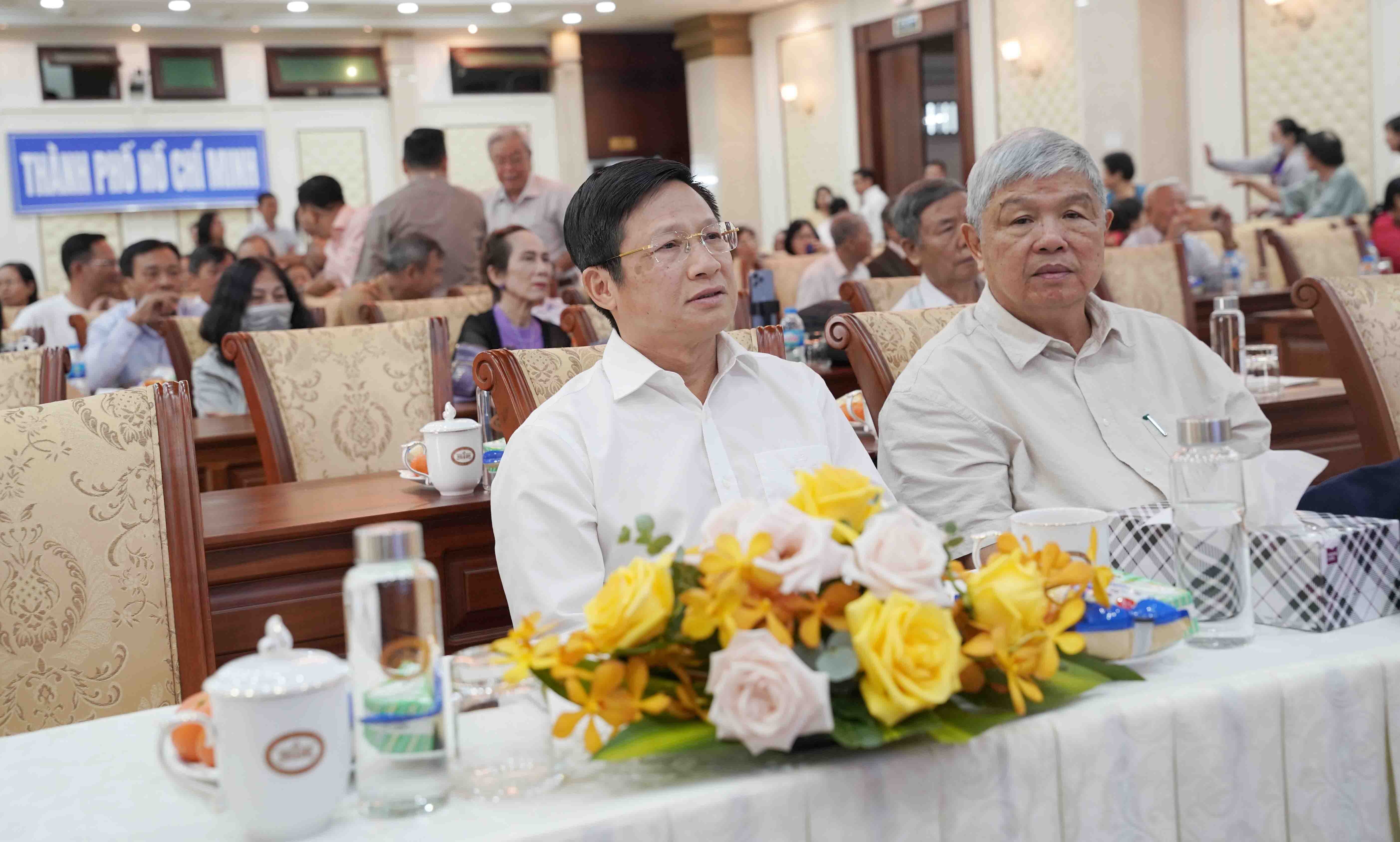 Ông Võ Minh Tuấn (bìa trái) - Giám đốc NHNN chi nhánh Khu vực 2 trực tiếp tham dự và chỉ đạo tổ chức buổi gặp mặt cán bộ hưu trí hàng năm