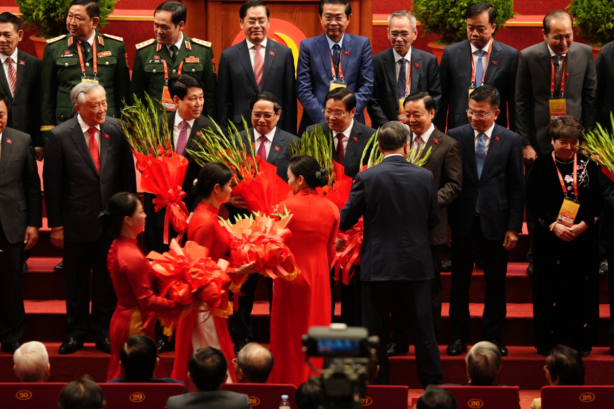 Tặng hoa các đồng chí Uỷ viên Trung ương không tái cử Ban chấp hành khoá mới Tặng hoa các đồng chí Uỷ viên Trung ương không tái cử Ban chấp hành khoá mới