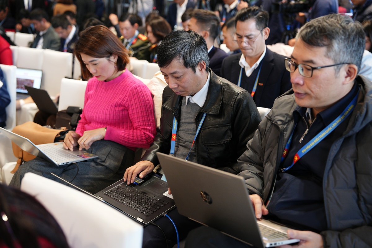 Phóng viên Thời báo Ngân hàng tác nghiệp tại họp báo 