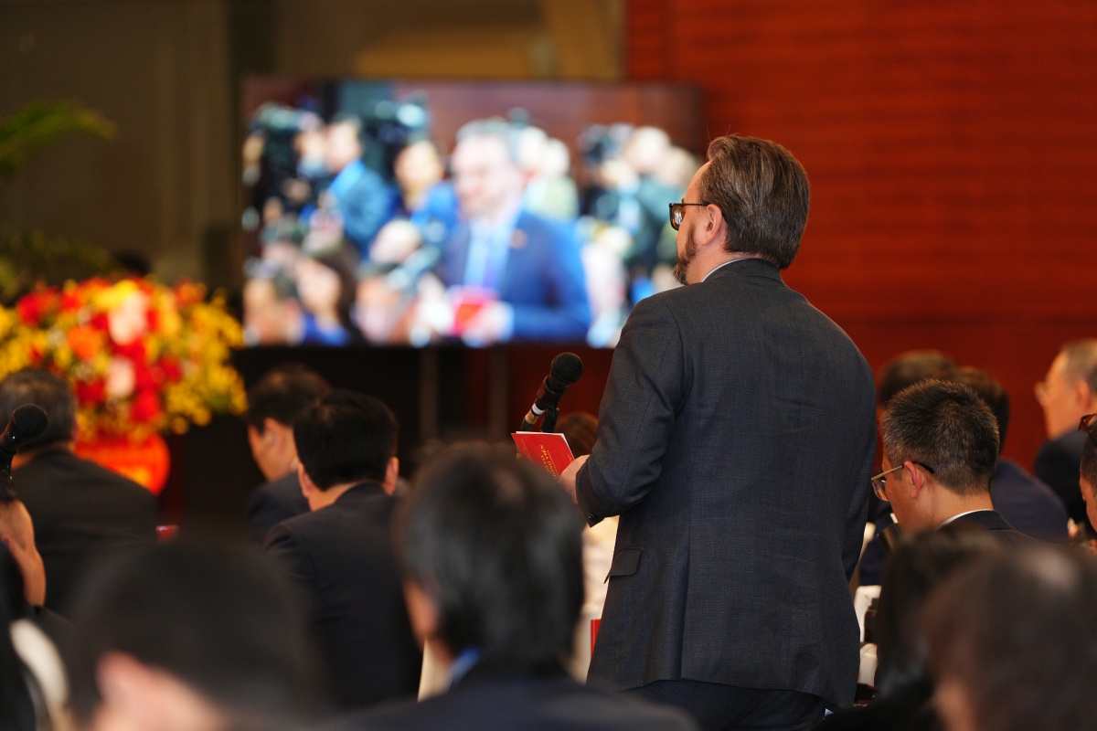 Phóng viên nước ngoài đặt câu hỏi tại Họp báo