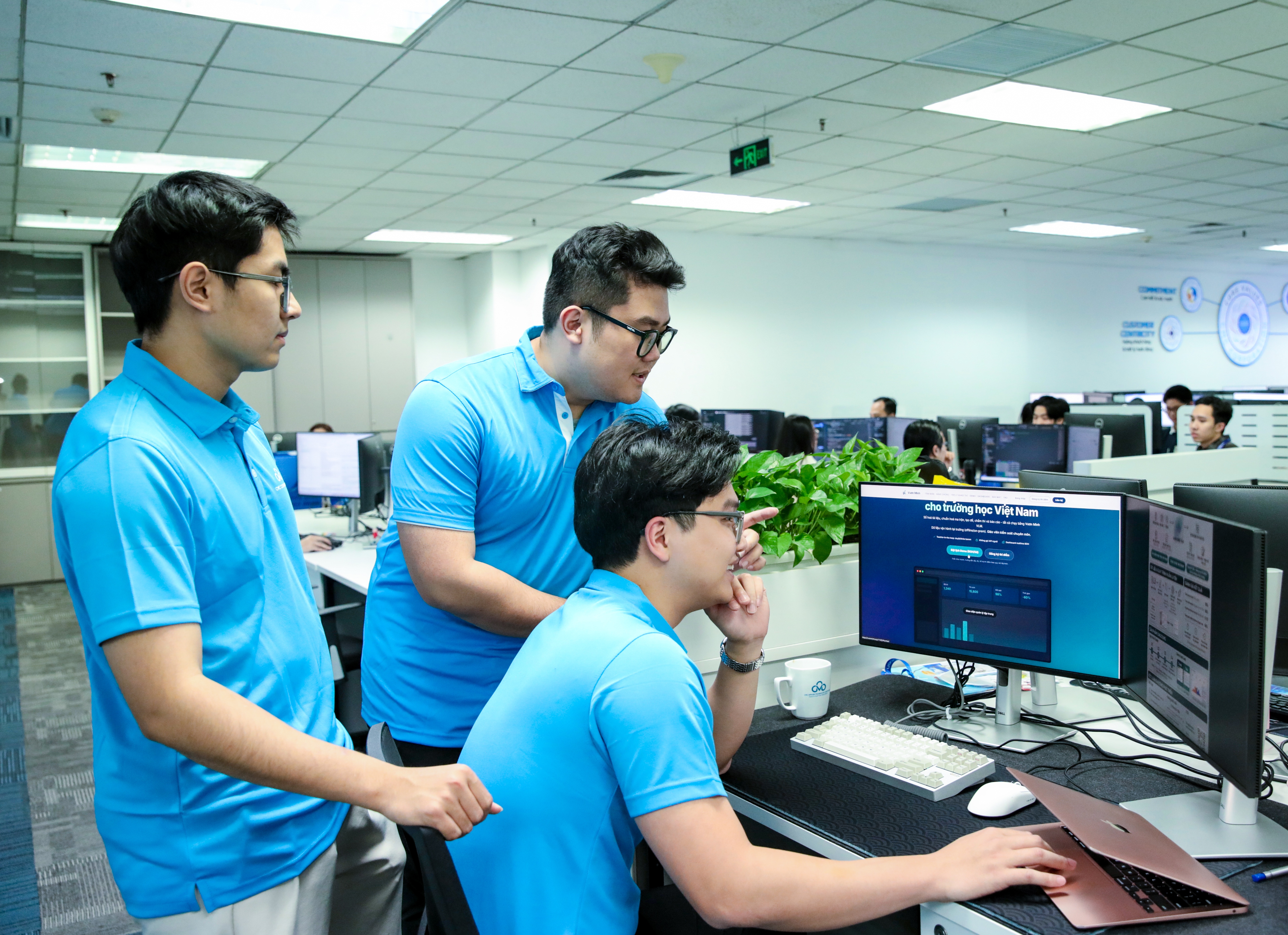 Ba thành viên đội “VƯƠN MÌNH” vượt qua gần 400 đội thi, ghi danh Top 12 đội mạnh nhất vòng Chung kết “AI Thực chiến” 2025.