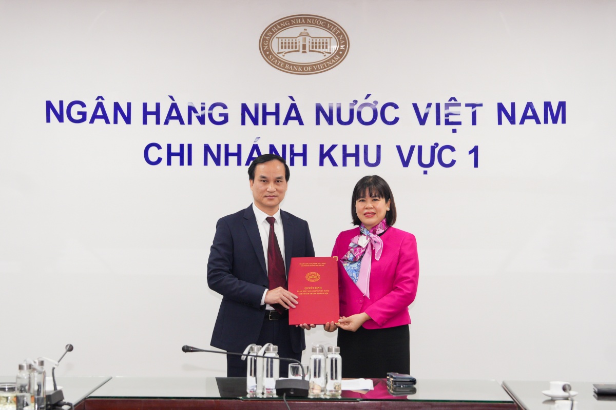 Thừa ủy quyền của Thống đốc NHNN, Giám đốc NHNN Chi nhánh Khu vực 1 Nguyễn Thị Hòa trao Quyết định bổ nhiệm ông Đoàn Hùng Sơn giữ chức vụ Phó Giám đốc NHNN Chi nhánh Khu vực 1