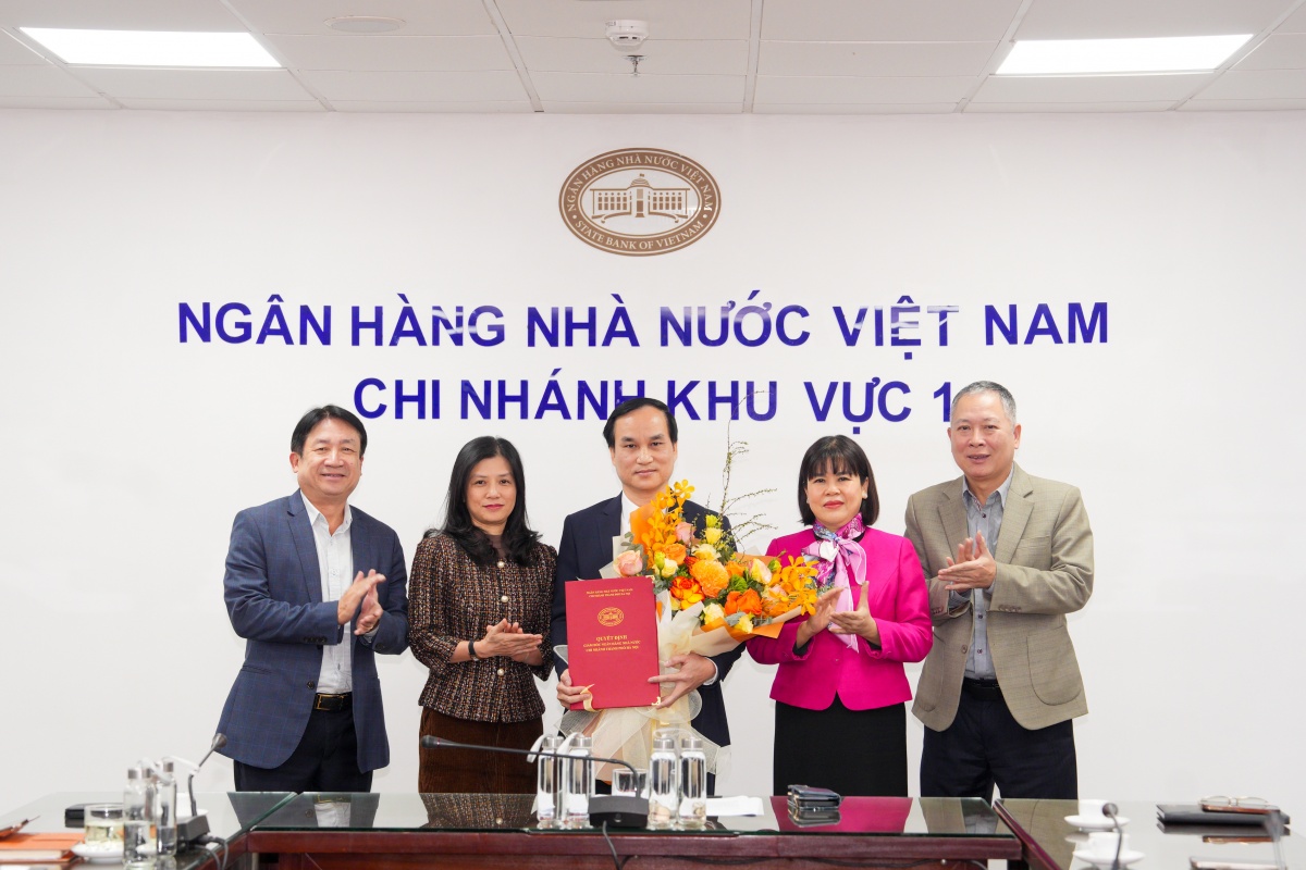 Ban lãnh đạo NHNN Chi nhánh Khu vực 1 tặng hoa chúc mừng Tân Phó Giám đốc